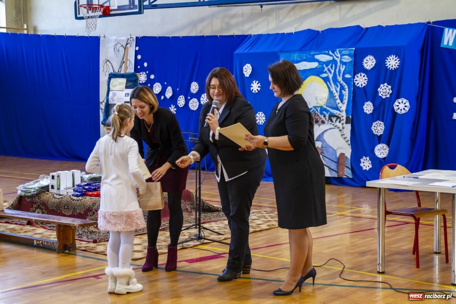 Zdjęcie w galerii na portalu naszraciborz.pl: Wielkie kolędowanie w szkole w Kornowacu wiadomości z regionu