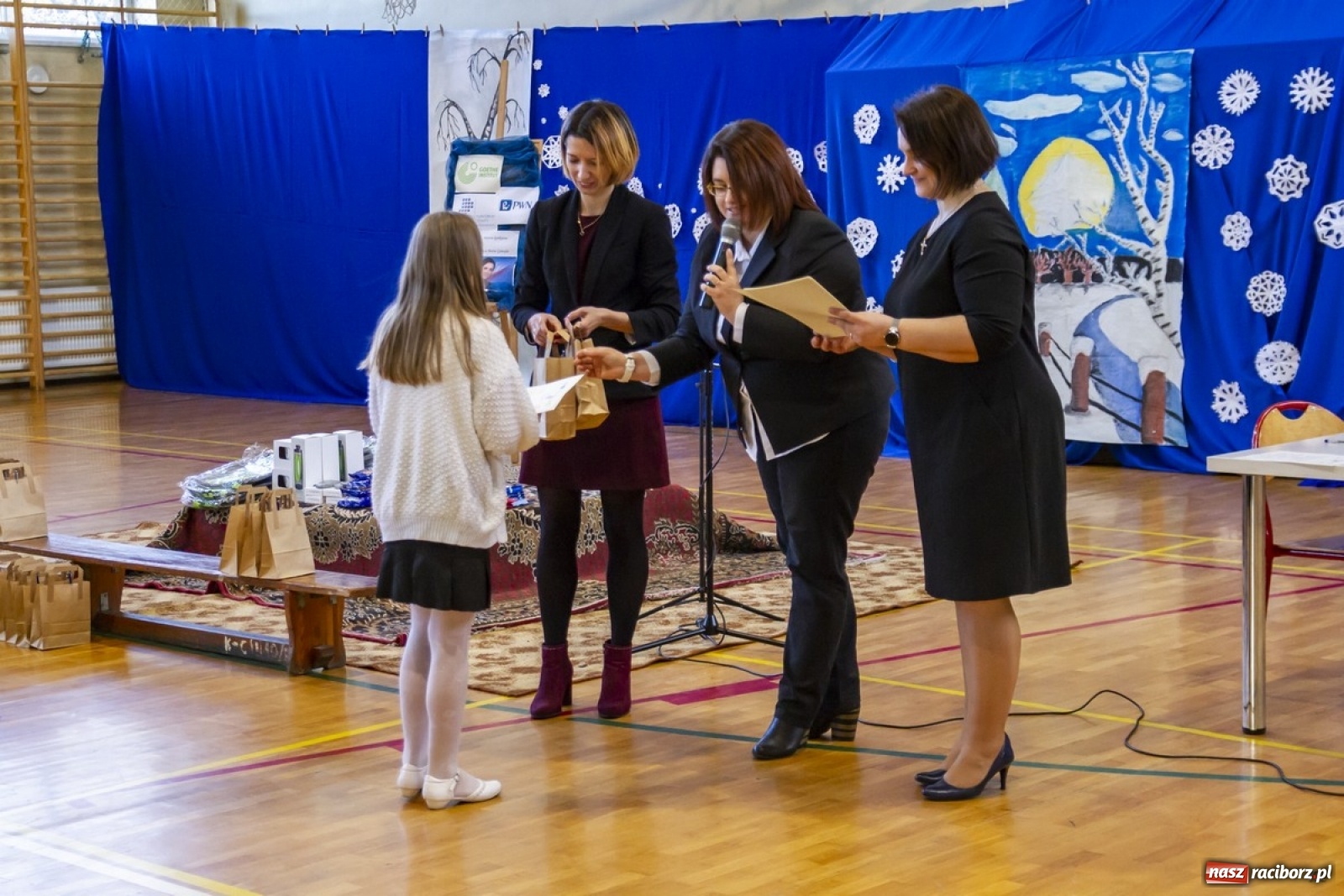 Zdjęcie w galerii na portalu naszraciborz.pl: Wielkie kolędowanie w szkole w Kornowacu wiadomości z regionu