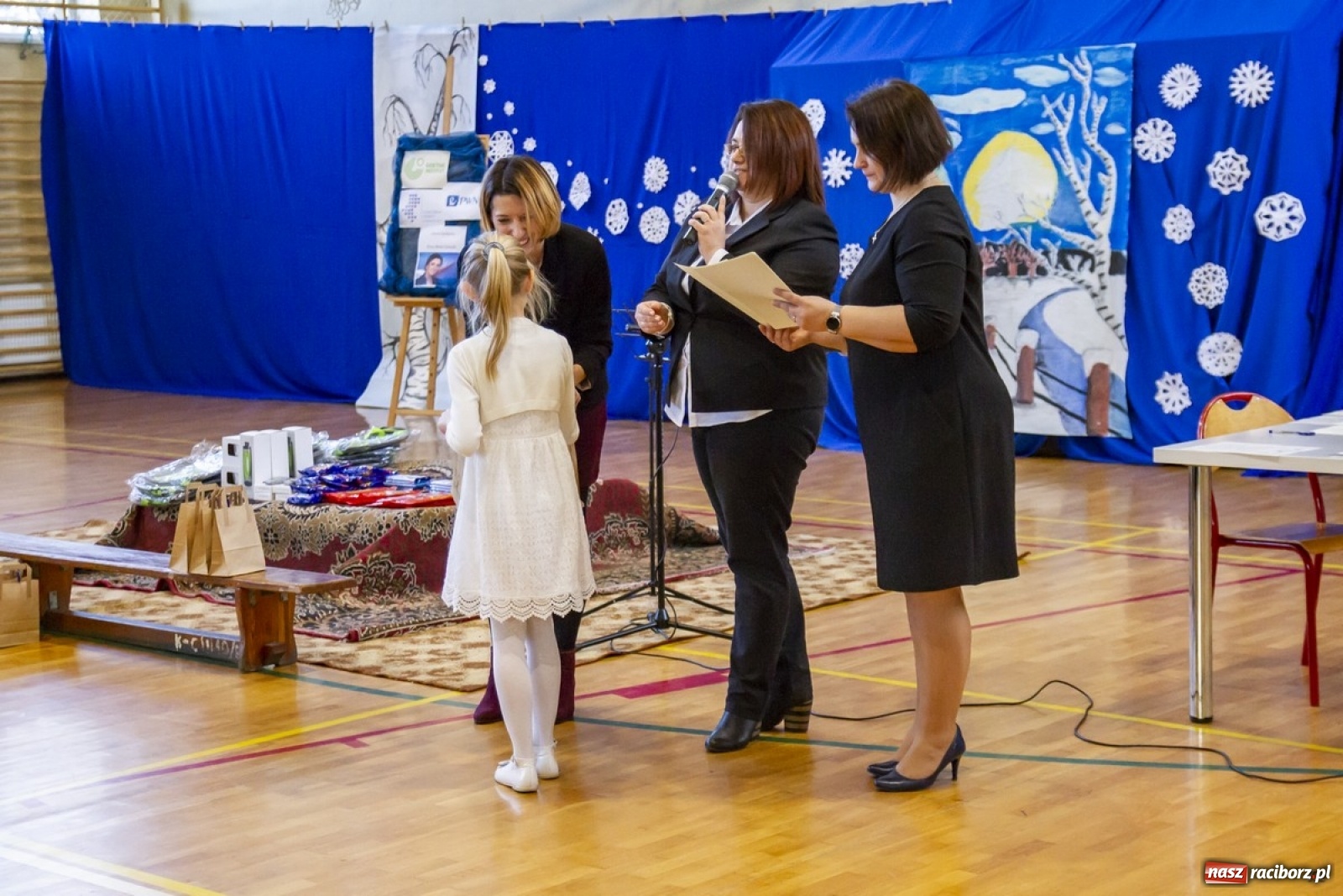 Zdjęcie w galerii na portalu naszraciborz.pl: Wielkie kolędowanie w szkole w Kornowacu wiadomości z regionu