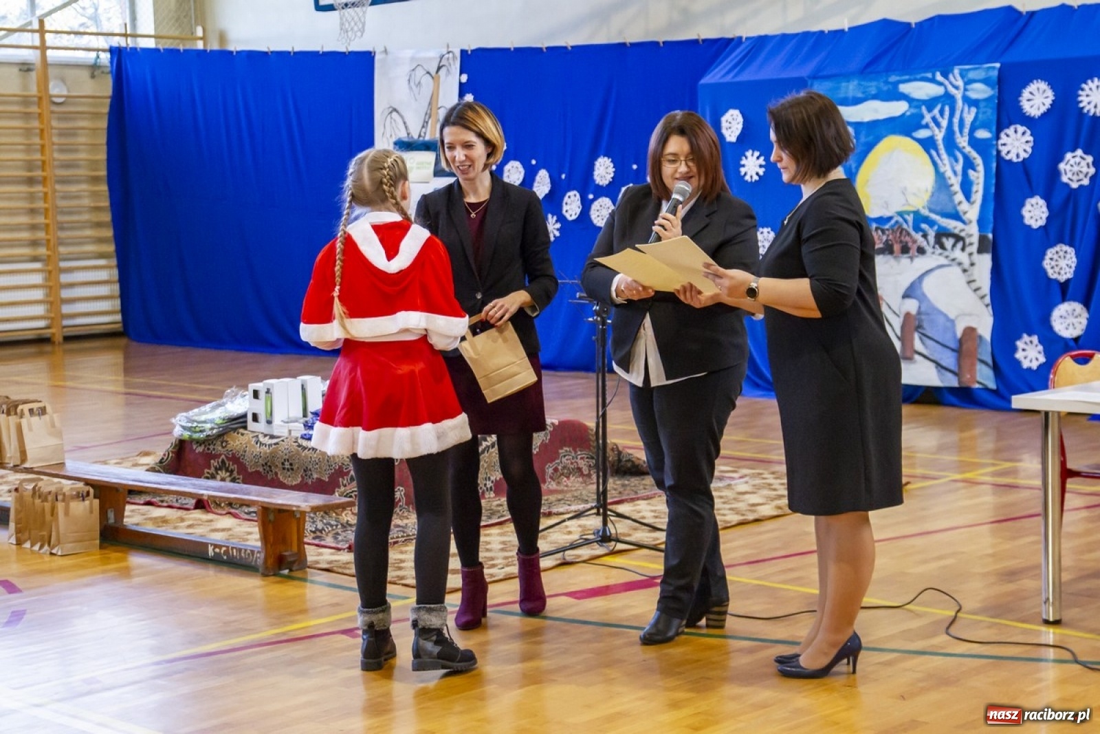 Zdjęcie w galerii na portalu naszraciborz.pl: Wielkie kolędowanie w szkole w Kornowacu wiadomości z regionu