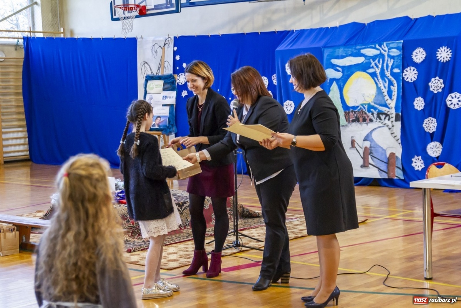 Zdjęcie w galerii na portalu naszraciborz.pl: Wielkie kolędowanie w szkole w Kornowacu wiadomości z regionu