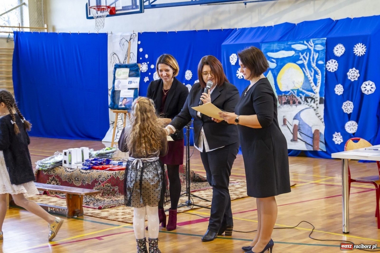 Zdjęcie w galerii na portalu naszraciborz.pl: Wielkie kolędowanie w szkole w Kornowacu wiadomości z regionu