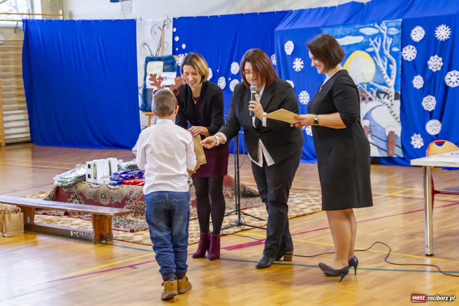 Zdjęcie w galerii na portalu naszraciborz.pl: Wielkie kolędowanie w szkole w Kornowacu wiadomości z regionu