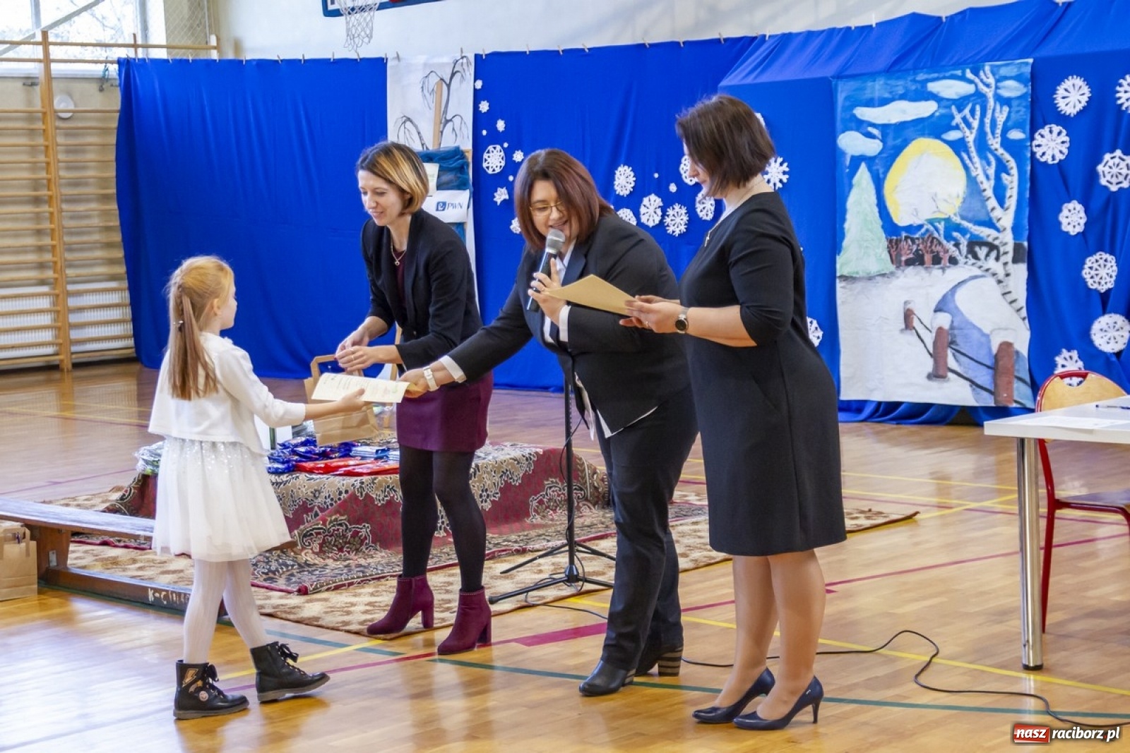 Zdjęcie w galerii na portalu naszraciborz.pl: Wielkie kolędowanie w szkole w Kornowacu wiadomości z regionu