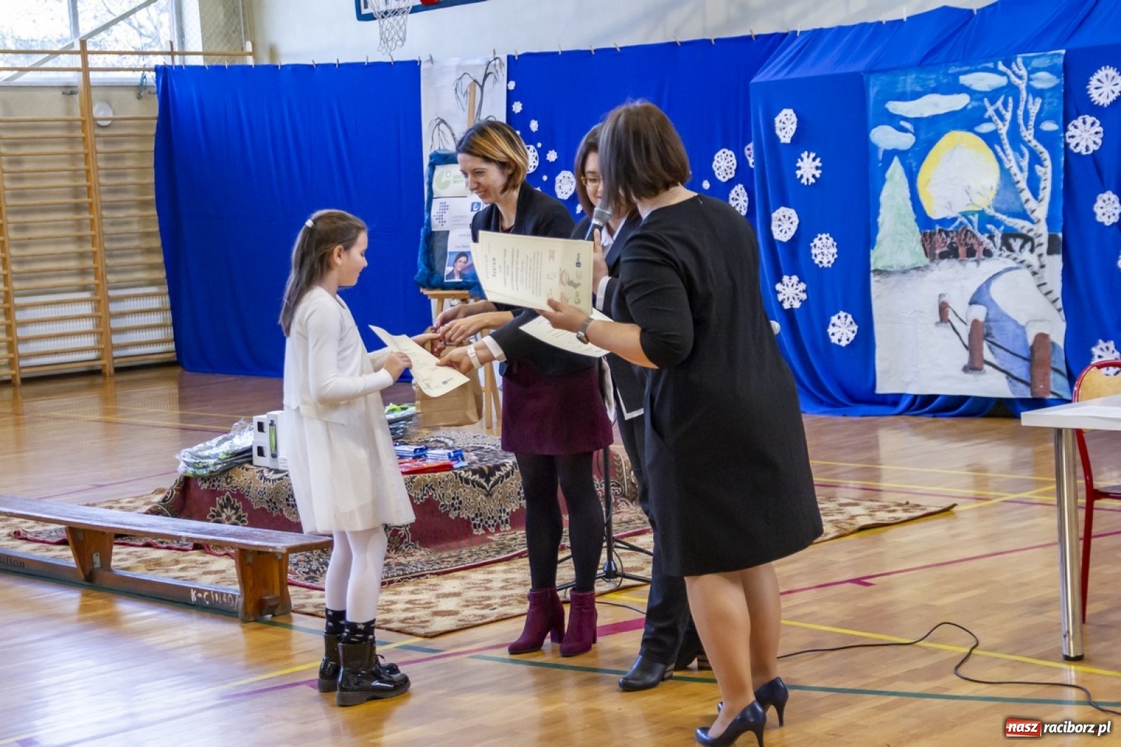 Zdjęcie w galerii na portalu naszraciborz.pl: Wielkie kolędowanie w szkole w Kornowacu wiadomości z regionu