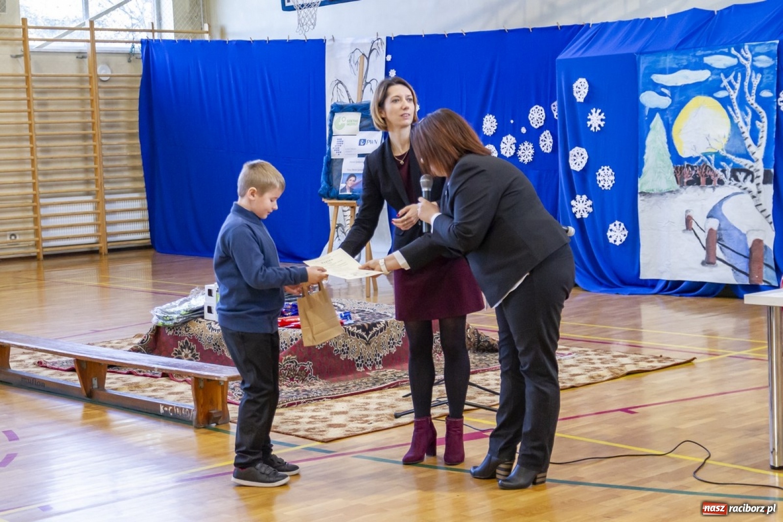 Zdjęcie w galerii na portalu naszraciborz.pl: Wielkie kolędowanie w szkole w Kornowacu wiadomości z regionu