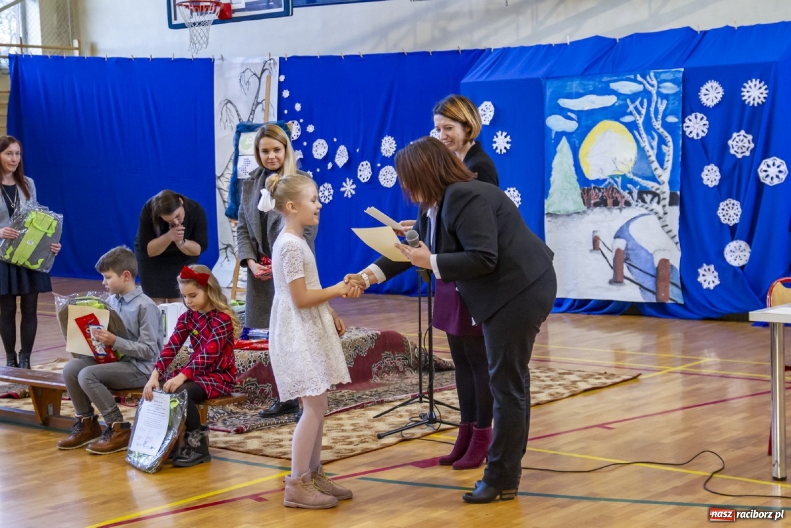 Zdjęcie w galerii na portalu naszraciborz.pl: Wielkie kolędowanie w szkole w Kornowacu wiadomości z regionu