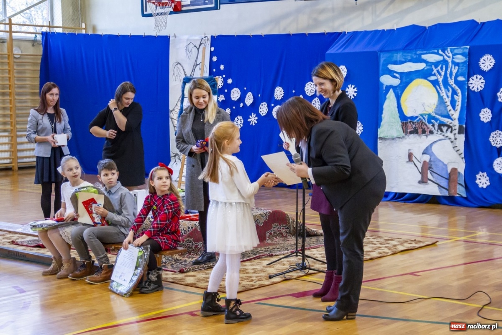 Zdjęcie w galerii na portalu naszraciborz.pl: Wielkie kolędowanie w szkole w Kornowacu wiadomości z regionu