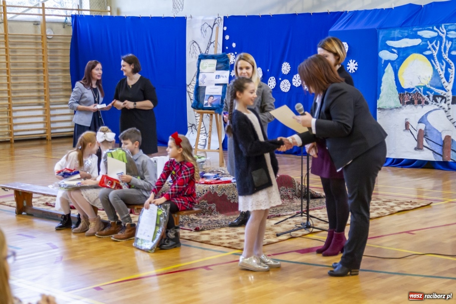 Zdjęcie w galerii na portalu naszraciborz.pl: Wielkie kolędowanie w szkole w Kornowacu wiadomości z regionu