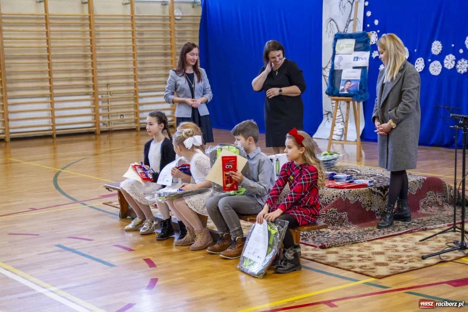 Zdjęcie w galerii na portalu naszraciborz.pl: Wielkie kolędowanie w szkole w Kornowacu wiadomości z regionu