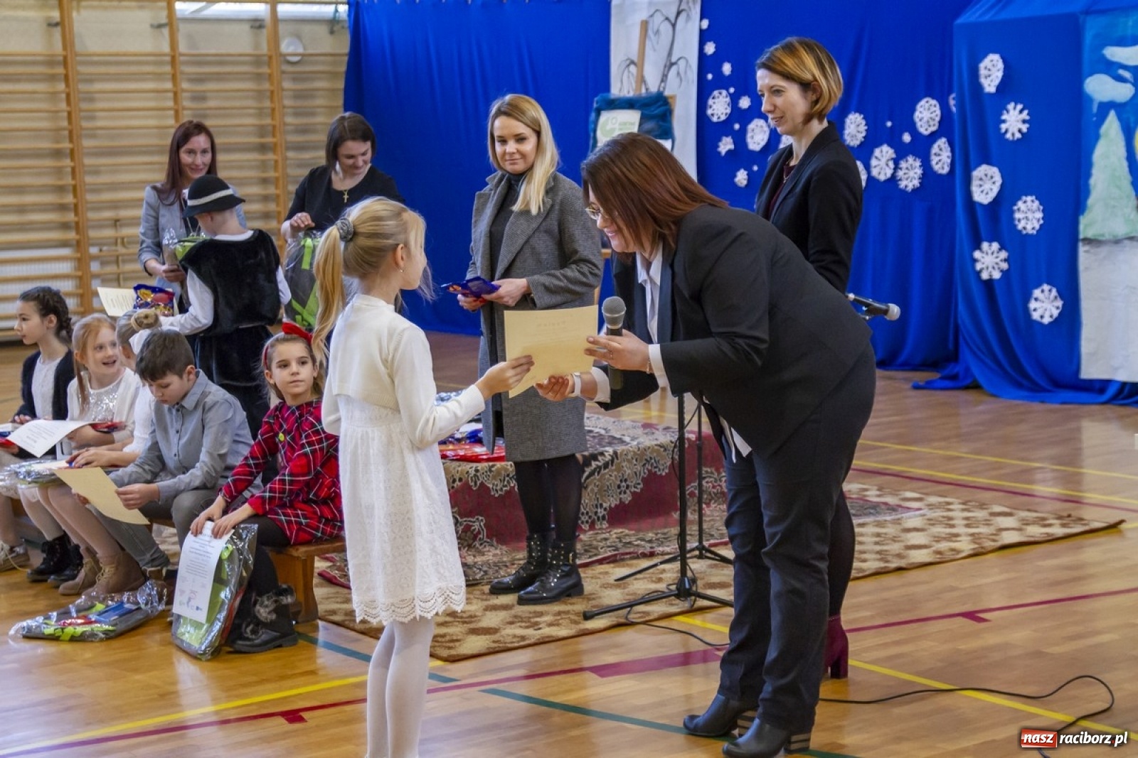 Zdjęcie w galerii na portalu naszraciborz.pl: Wielkie kolędowanie w szkole w Kornowacu wiadomości z regionu
