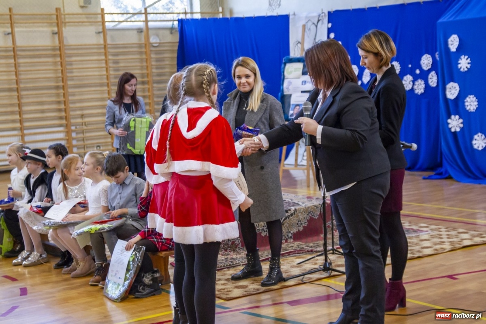 Zdjęcie w galerii na portalu naszraciborz.pl: Wielkie kolędowanie w szkole w Kornowacu wiadomości z regionu