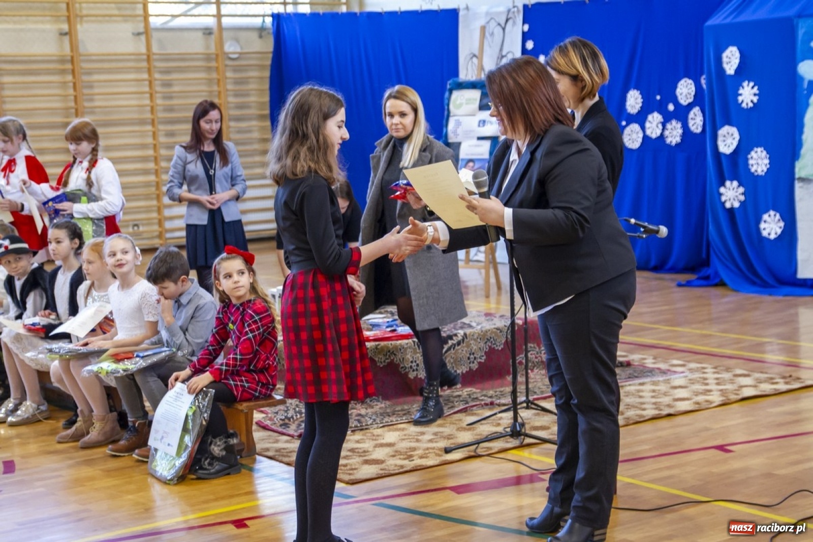 Zdjęcie w galerii na portalu naszraciborz.pl: Wielkie kolędowanie w szkole w Kornowacu wiadomości z regionu