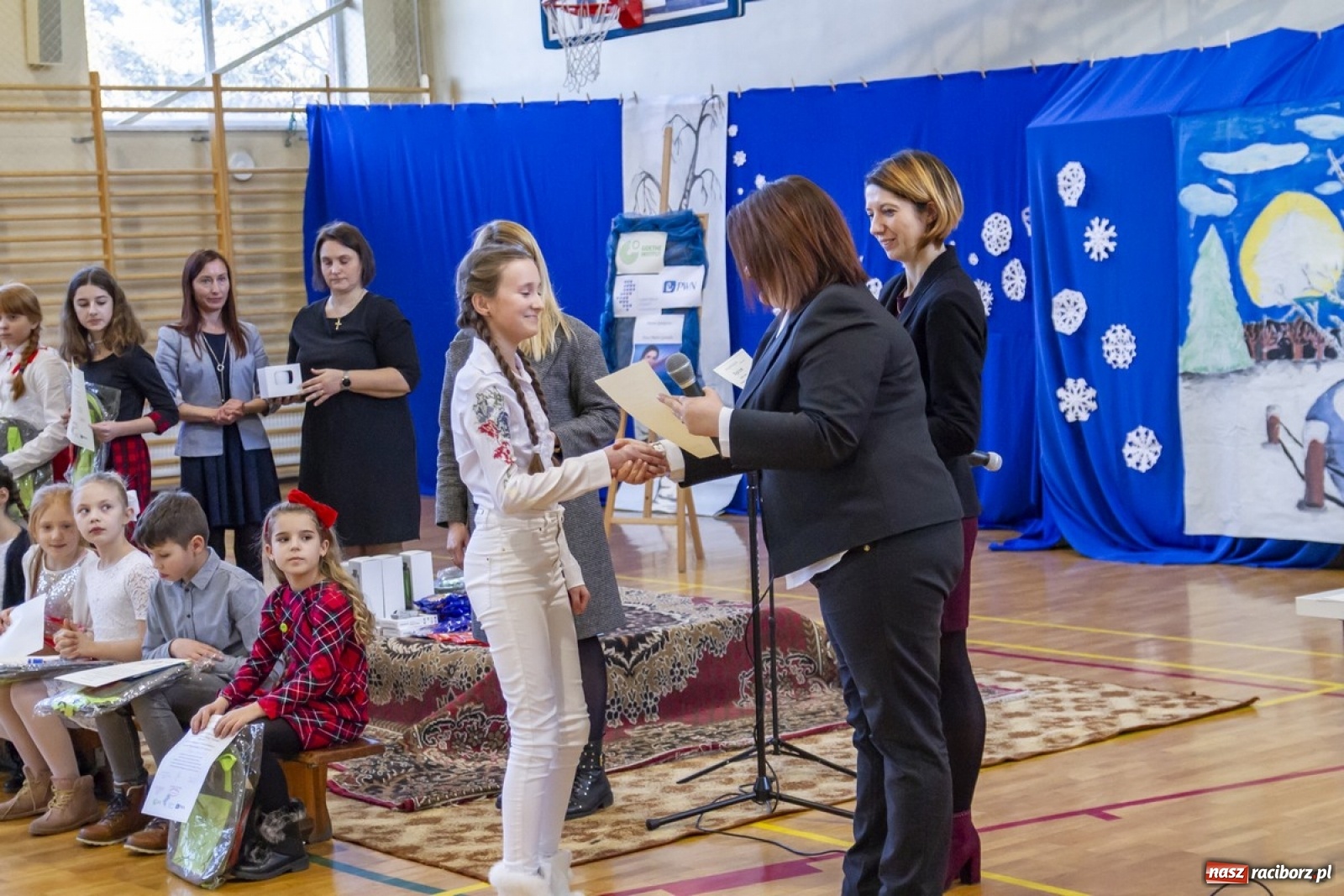 Zdjęcie w galerii na portalu naszraciborz.pl: Wielkie kolędowanie w szkole w Kornowacu wiadomości z regionu