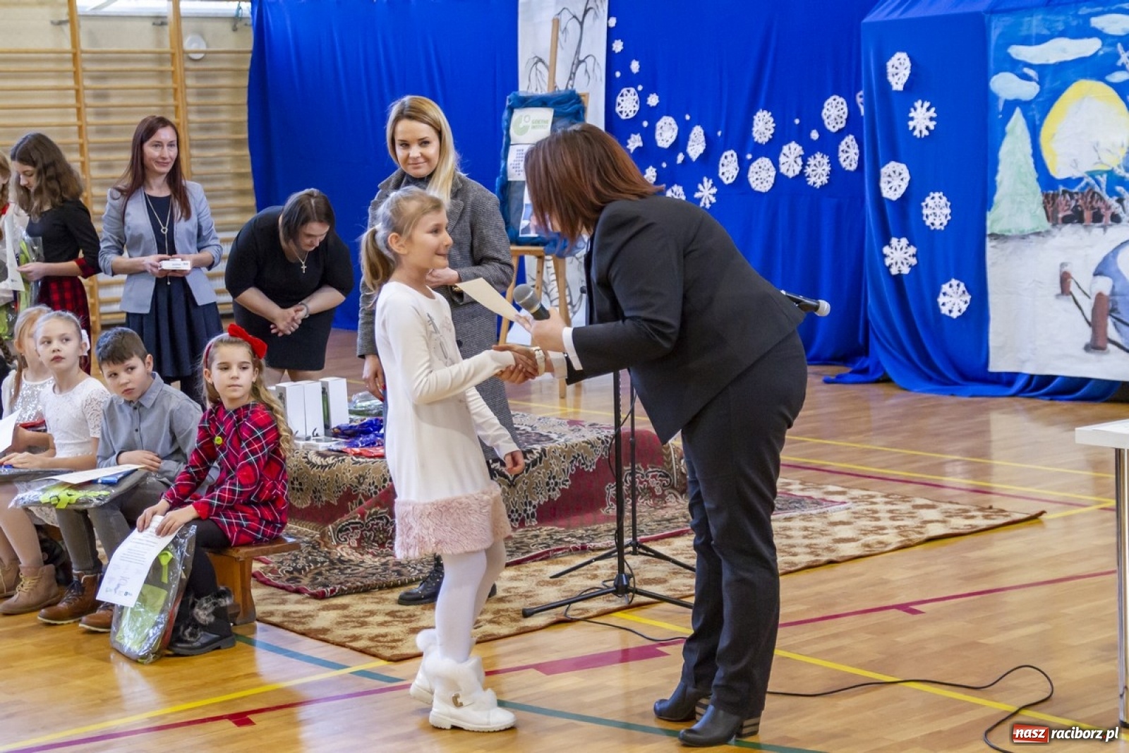 Zdjęcie w galerii na portalu naszraciborz.pl: Wielkie kolędowanie w szkole w Kornowacu wiadomości z regionu