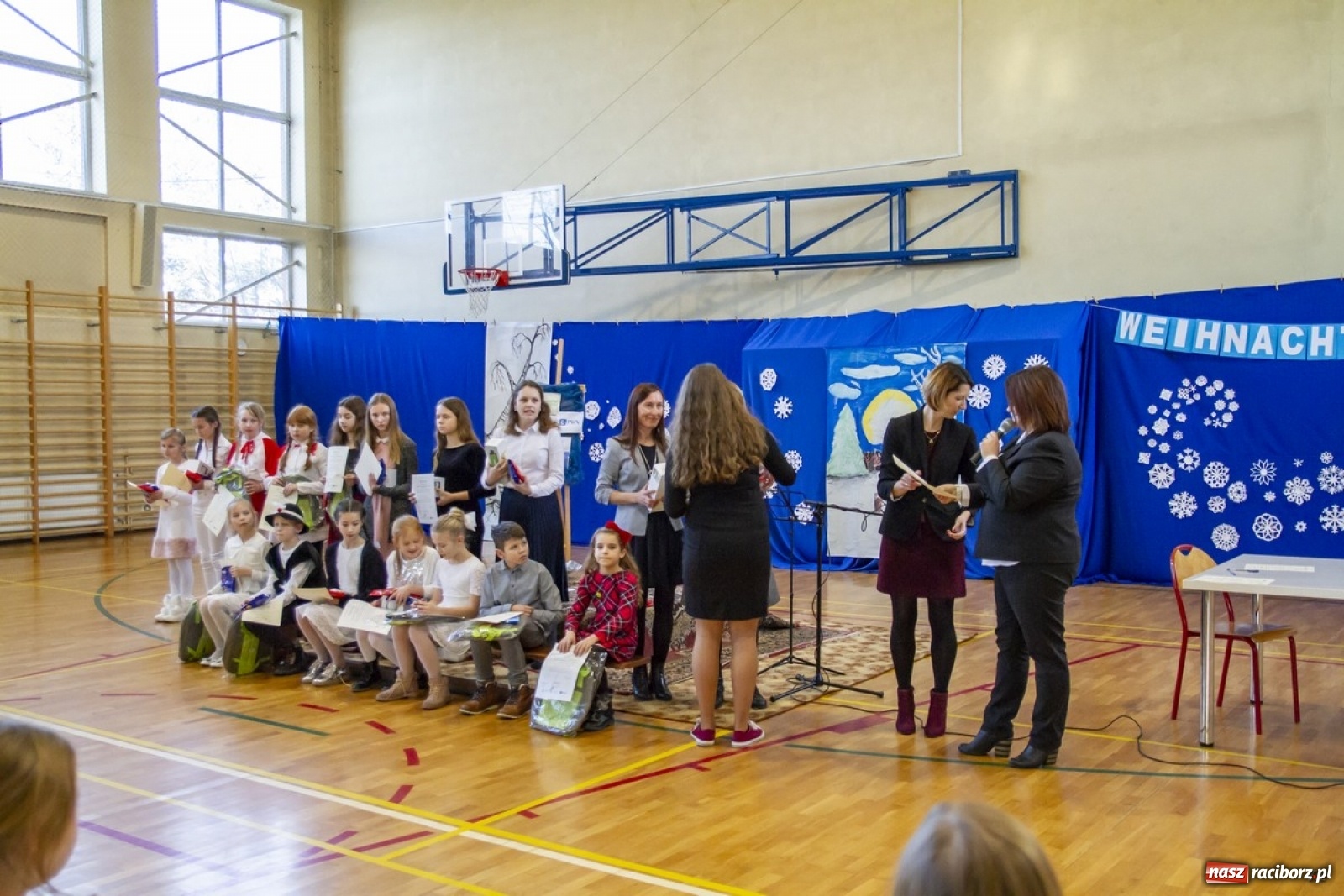 Zdjęcie w galerii na portalu naszraciborz.pl: Wielkie kolędowanie w szkole w Kornowacu wiadomości z regionu
