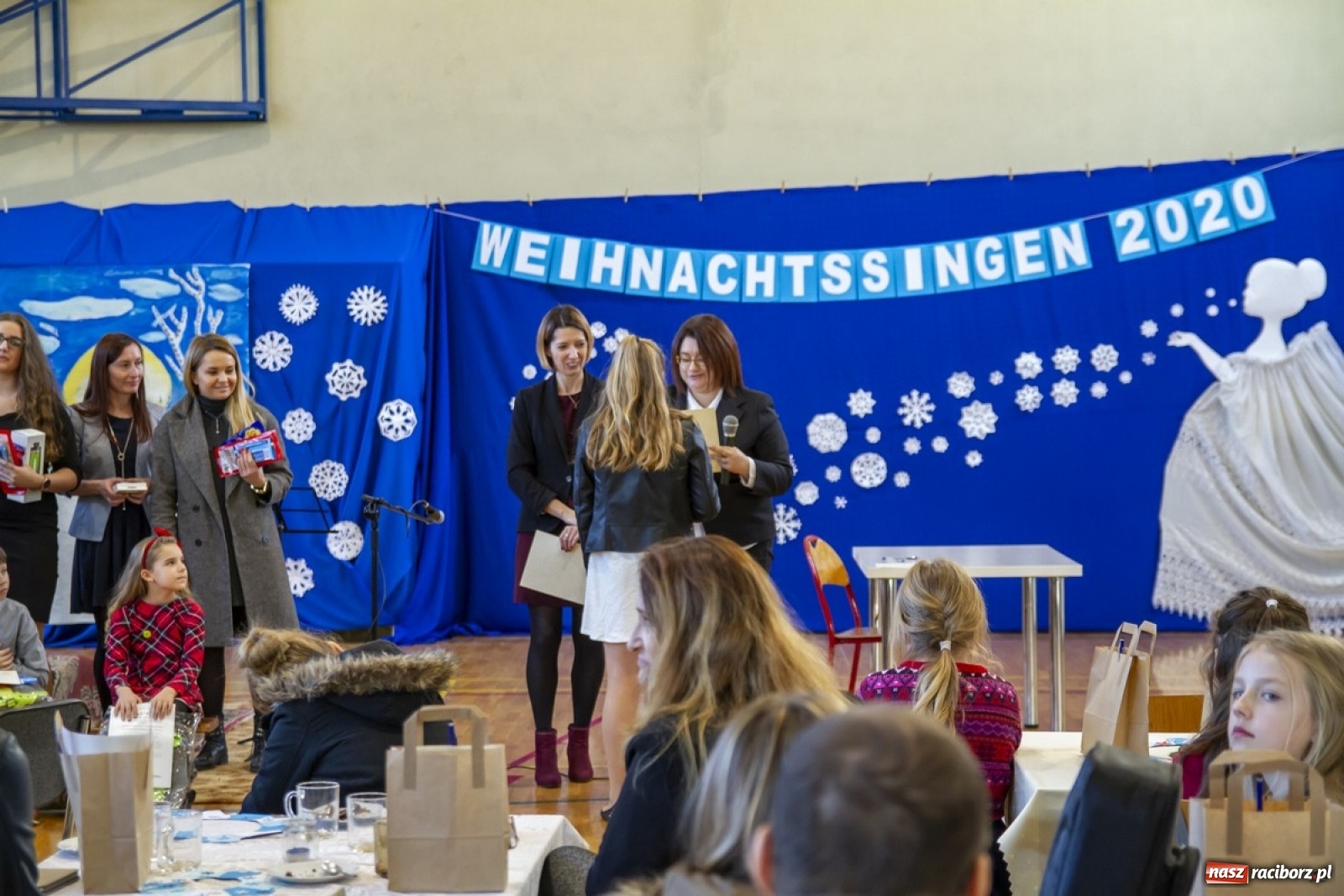 Zdjęcie w galerii na portalu naszraciborz.pl: Wielkie kolędowanie w szkole w Kornowacu wiadomości z regionu