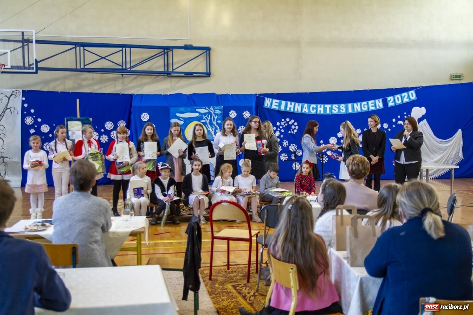 Zdjęcie w galerii na portalu naszraciborz.pl: Wielkie kolędowanie w szkole w Kornowacu wiadomości z regionu