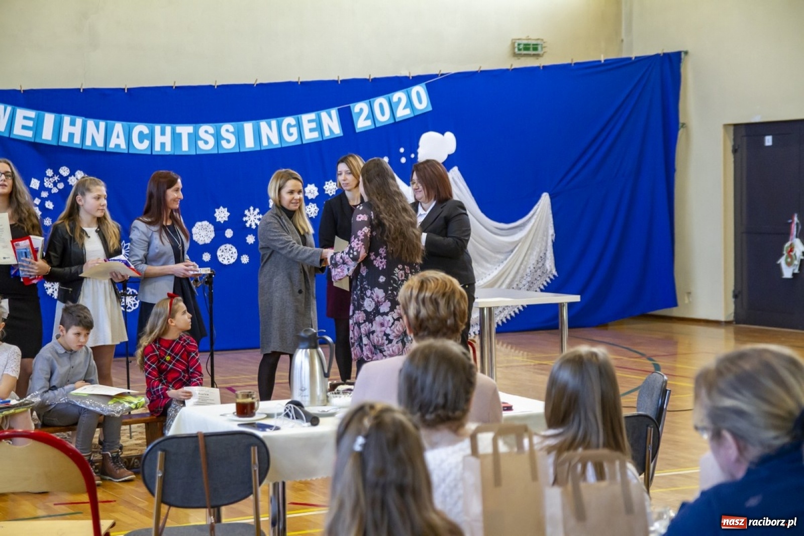 Zdjęcie w galerii na portalu naszraciborz.pl: Wielkie kolędowanie w szkole w Kornowacu wiadomości z regionu