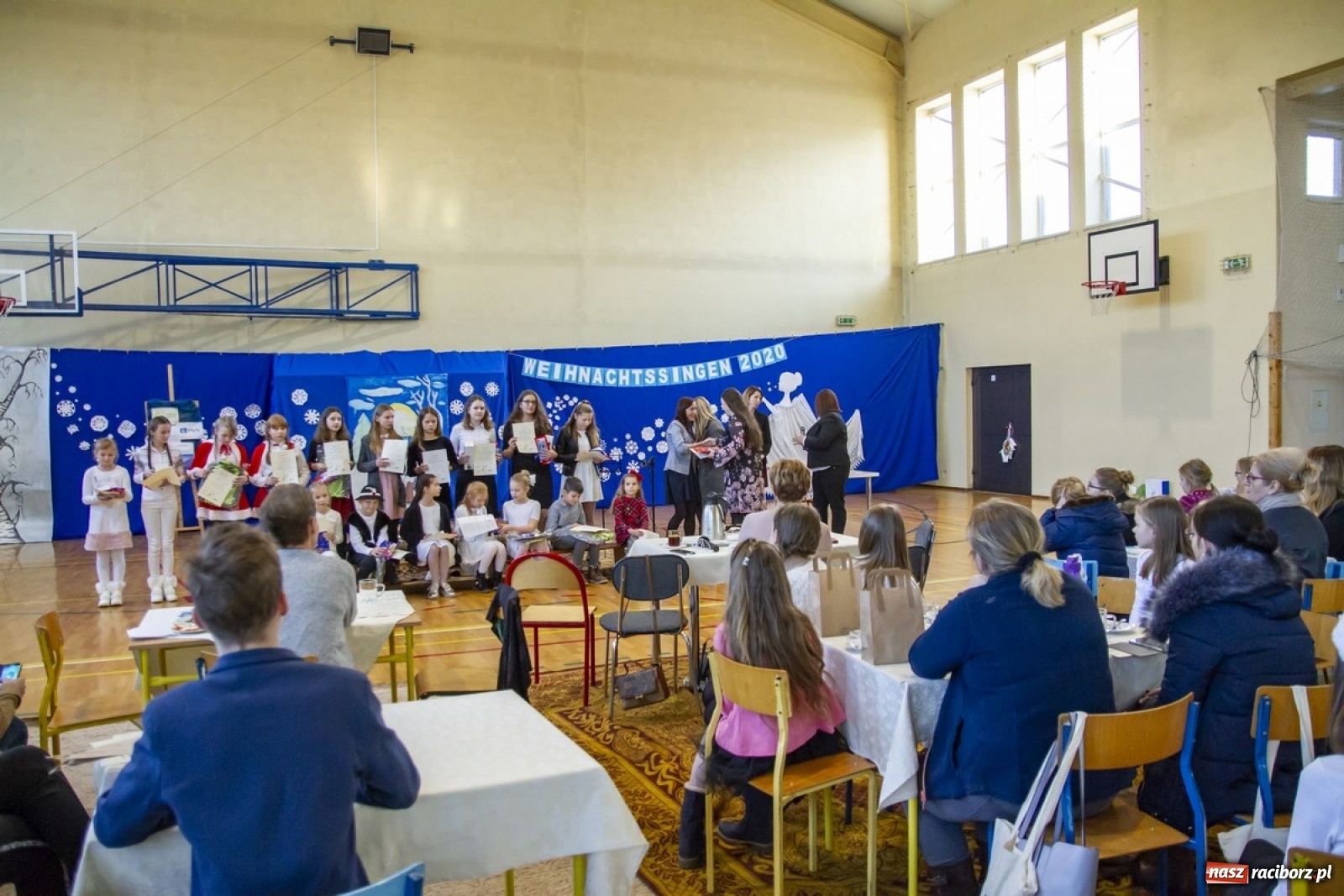 Zdjęcie w galerii na portalu naszraciborz.pl: Wielkie kolędowanie w szkole w Kornowacu wiadomości z regionu