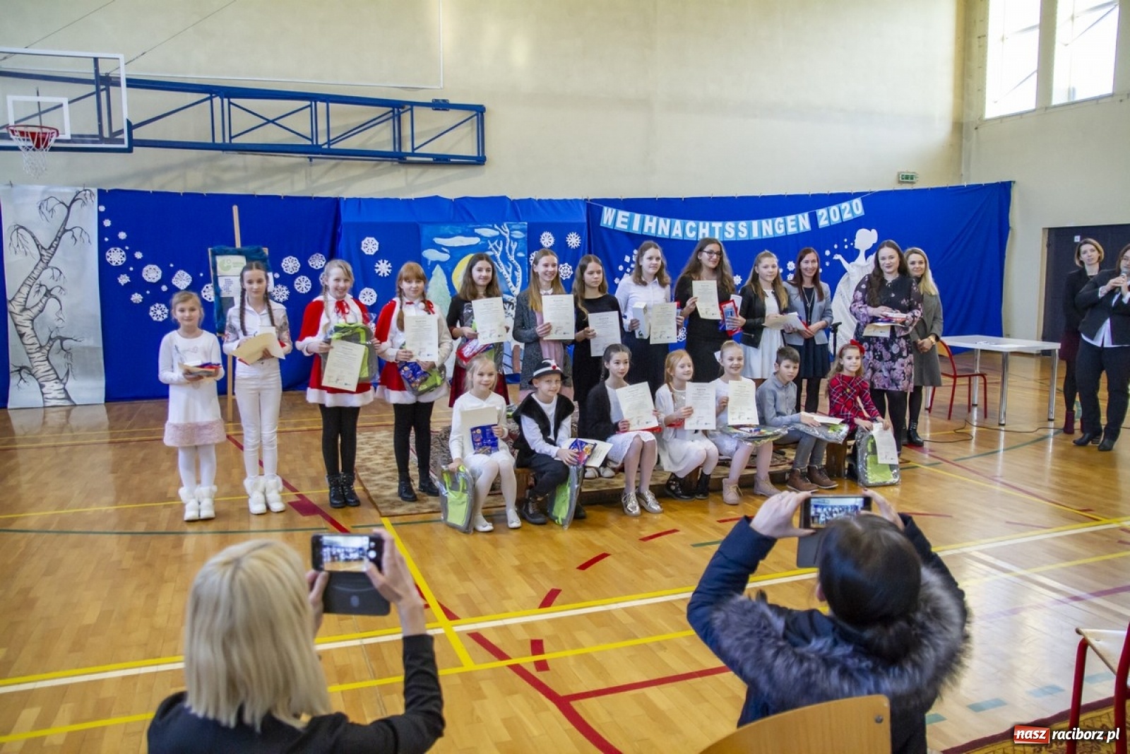Zdjęcie w galerii na portalu naszraciborz.pl: Wielkie kolędowanie w szkole w Kornowacu wiadomości z regionu