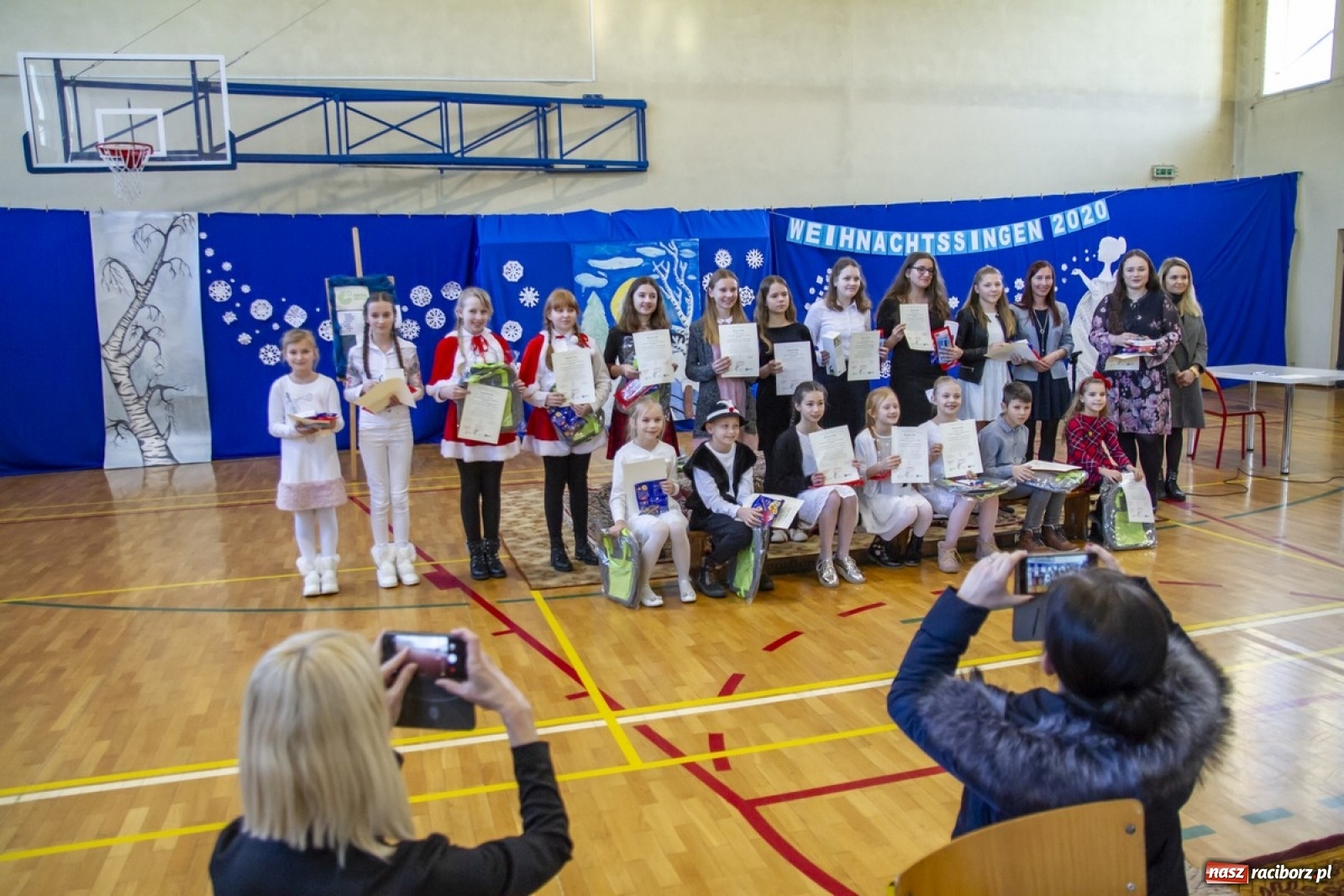 Zdjęcie w galerii na portalu naszraciborz.pl: Wielkie kolędowanie w szkole w Kornowacu wiadomości z regionu