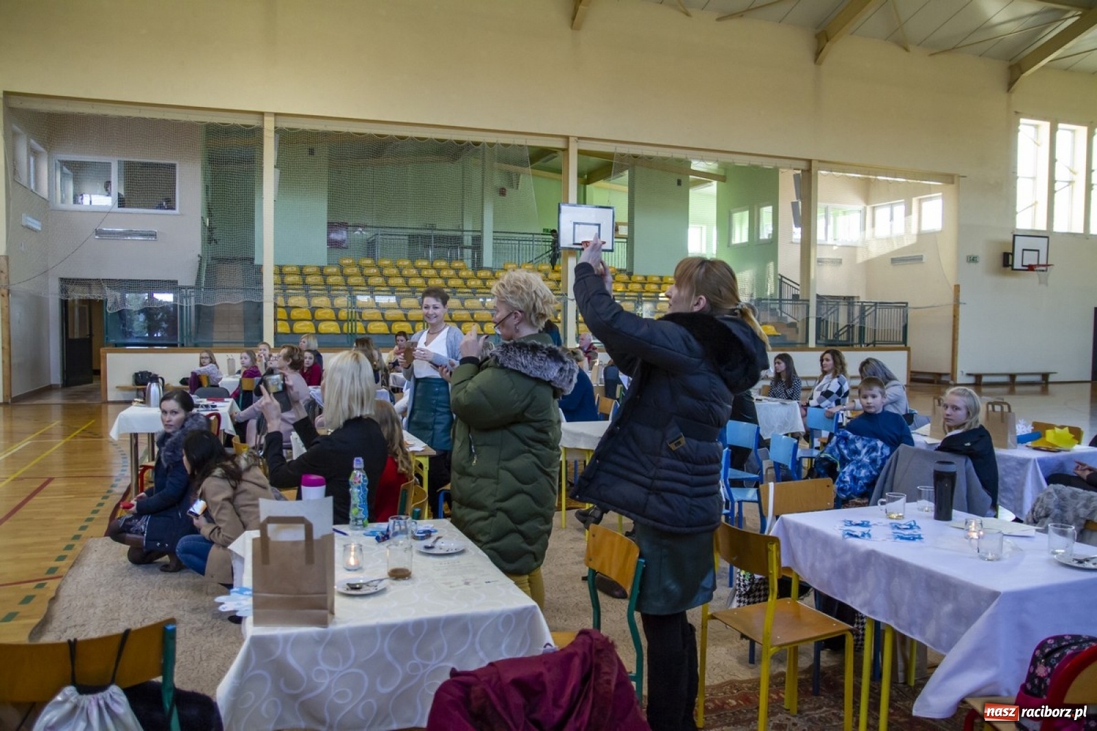 Zdjęcie w galerii na portalu naszraciborz.pl: Wielkie kolędowanie w szkole w Kornowacu wiadomości z regionu