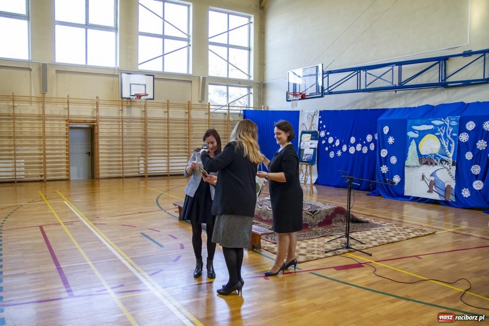 Zdjęcie w galerii na portalu naszraciborz.pl: Wielkie kolędowanie w szkole w Kornowacu wiadomości z regionu