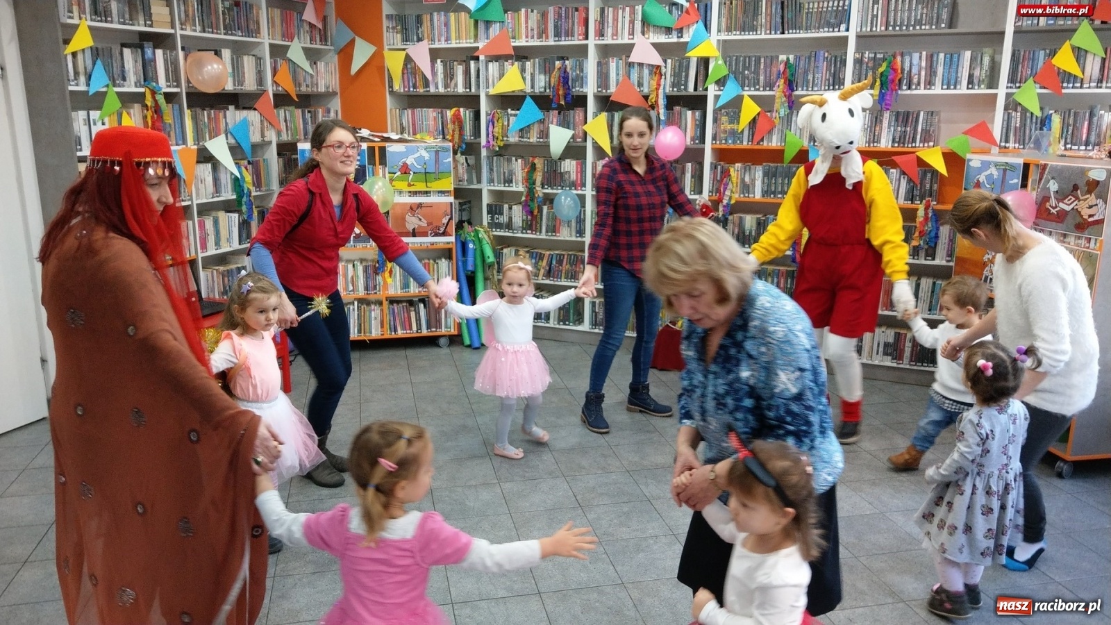 Zdjęcie w galerii na portalu naszraciborz.pl: Bal z Koziołkiem Matołkiem w bibliotece na Ostrogu wiadomości z regionu