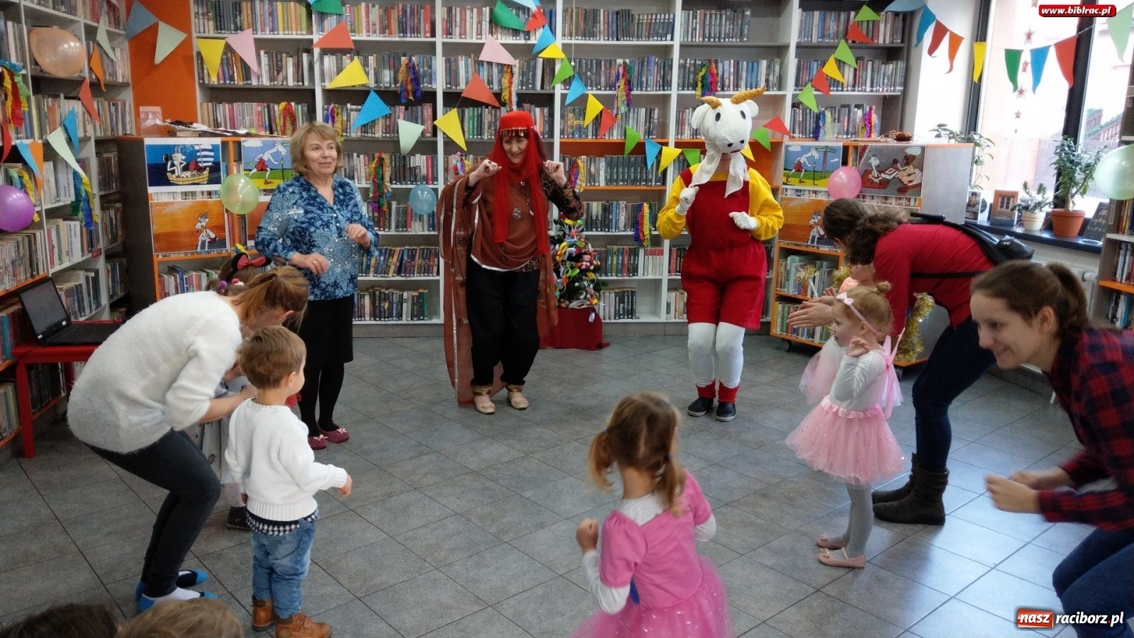 Zdjęcie w galerii na portalu naszraciborz.pl: Bal z Koziołkiem Matołkiem w bibliotece na Ostrogu wiadomości z regionu