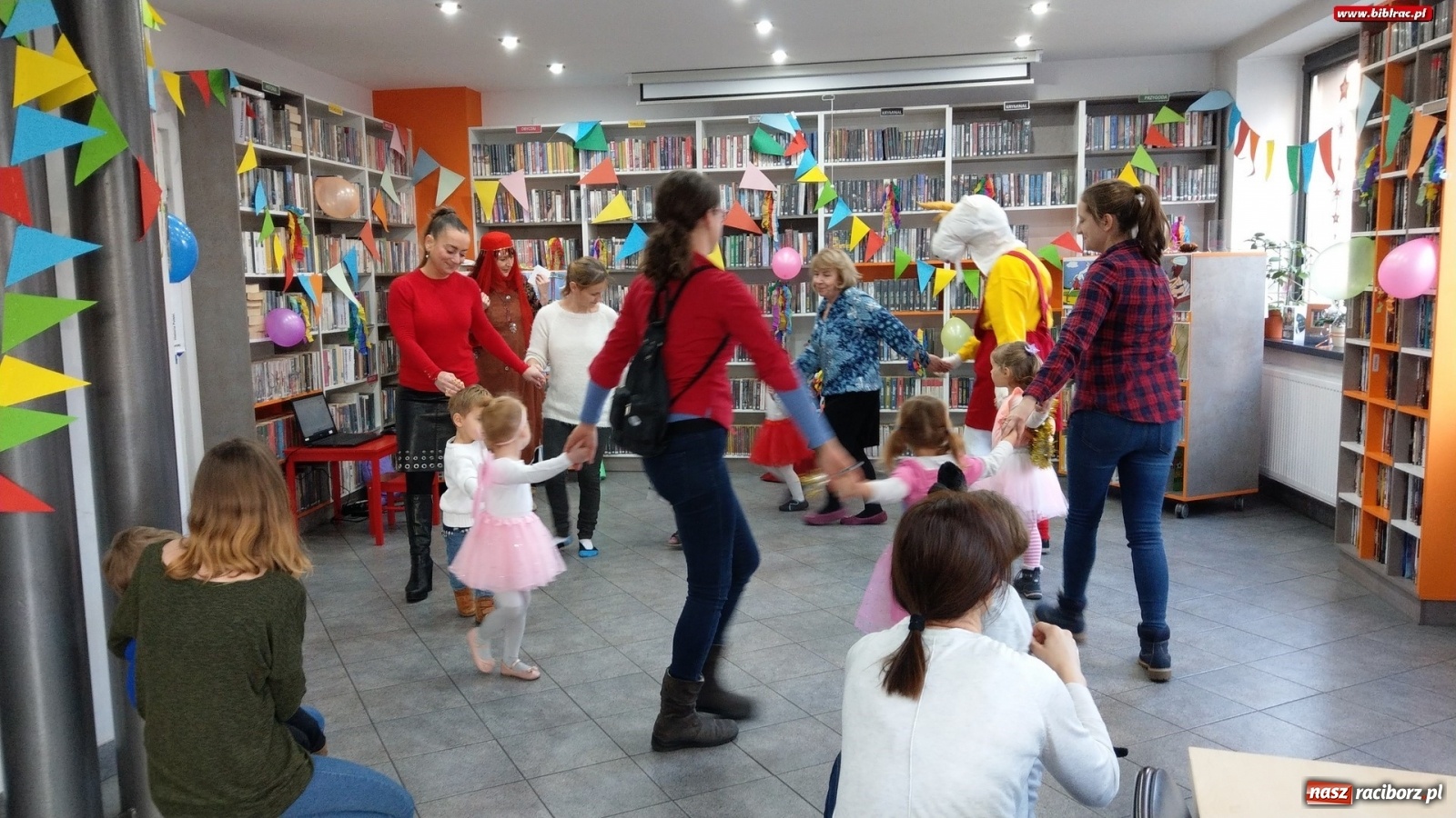 Zdjęcie w galerii na portalu naszraciborz.pl: Bal z Koziołkiem Matołkiem w bibliotece na Ostrogu wiadomości z regionu