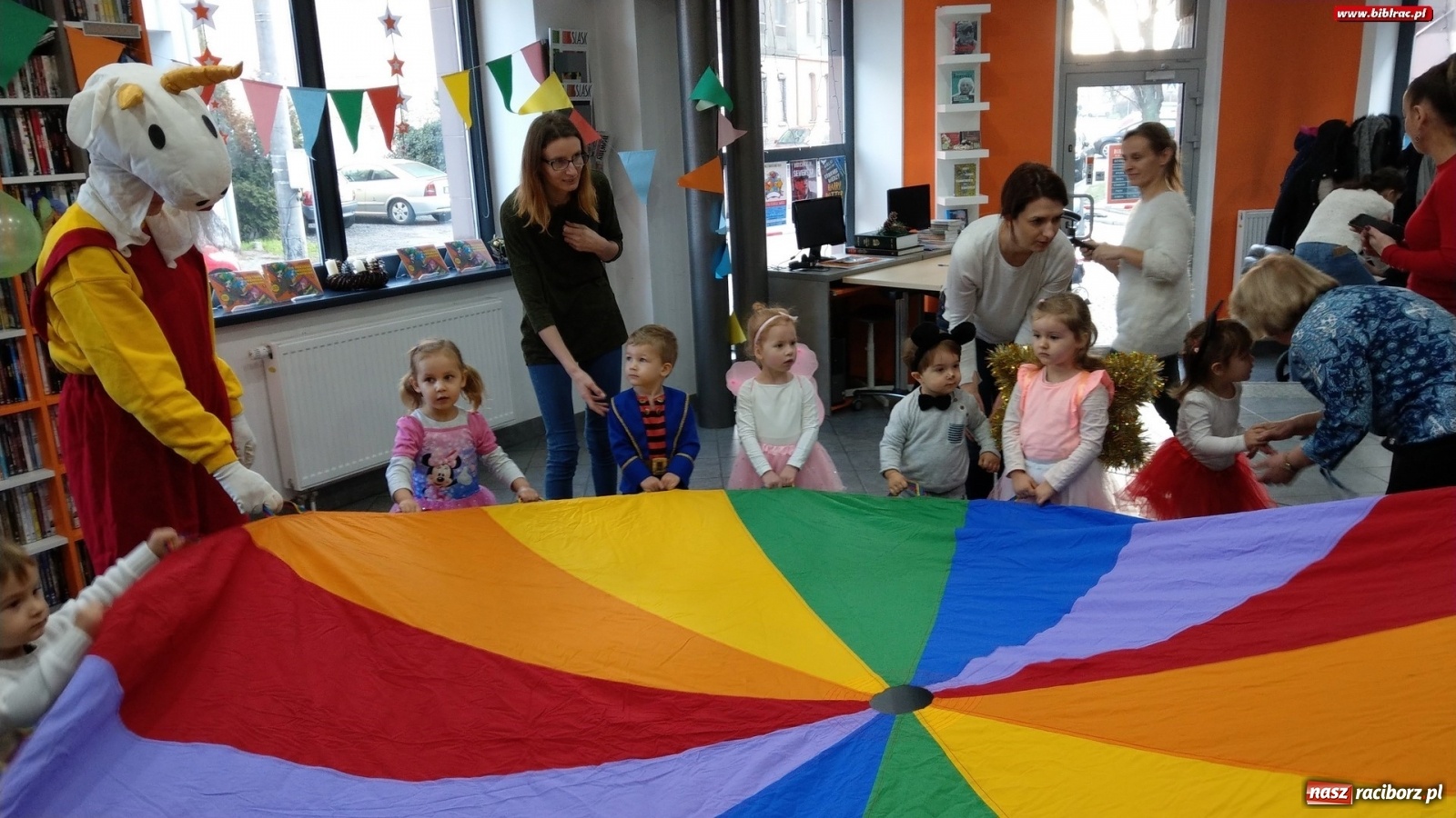 Zdjęcie w galerii na portalu naszraciborz.pl: Bal z Koziołkiem Matołkiem w bibliotece na Ostrogu wiadomości z regionu