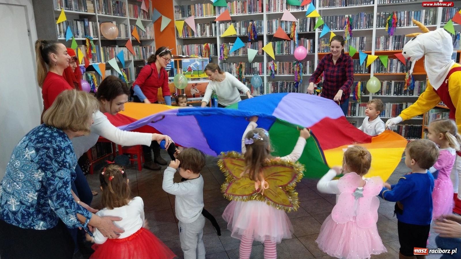 Zdjęcie w galerii na portalu naszraciborz.pl: Bal z Koziołkiem Matołkiem w bibliotece na Ostrogu wiadomości z regionu