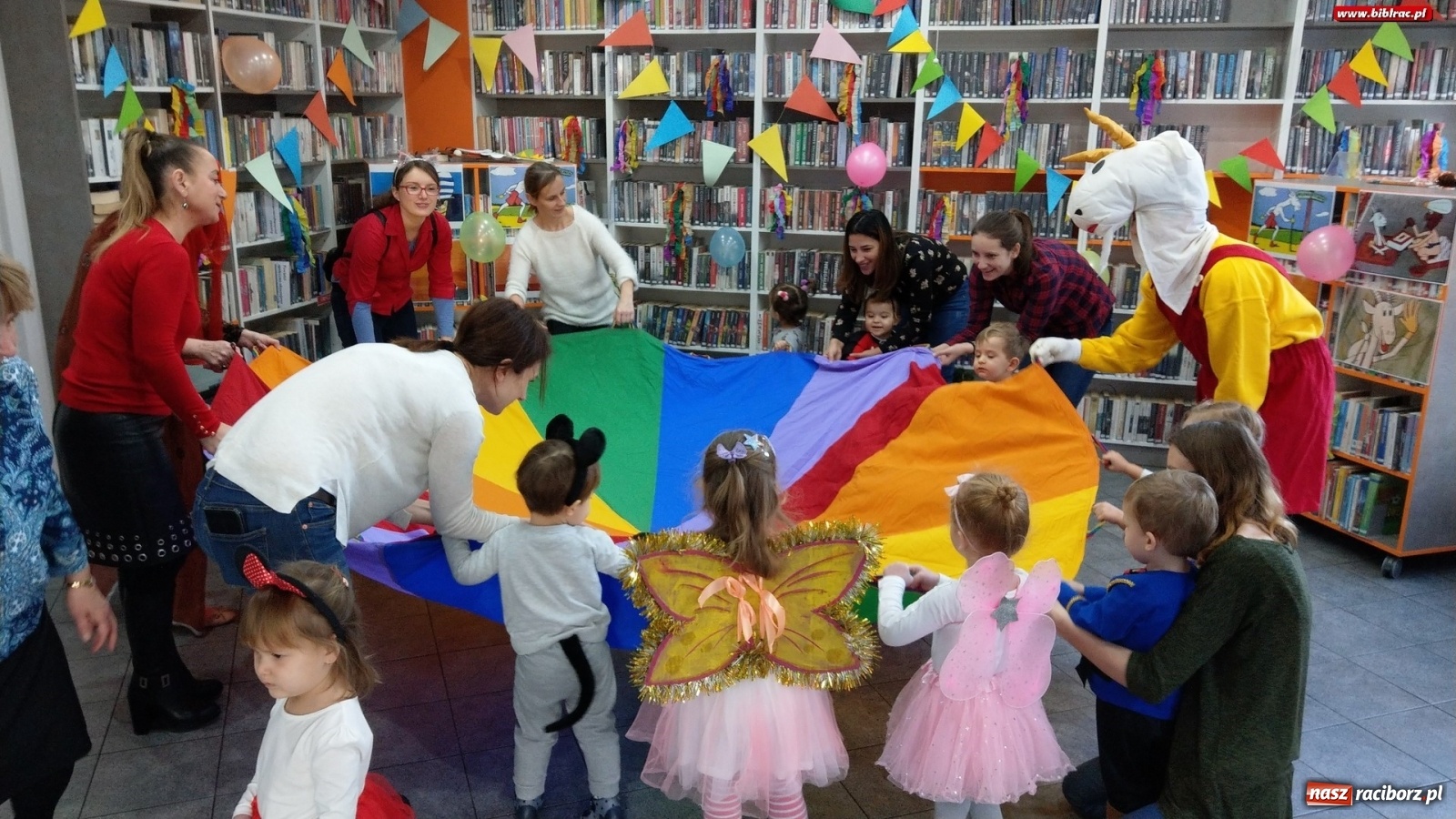 Zdjęcie w galerii na portalu naszraciborz.pl: Bal z Koziołkiem Matołkiem w bibliotece na Ostrogu wiadomości z regionu
