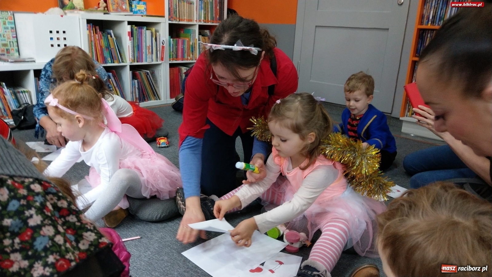 Zdjęcie w galerii na portalu naszraciborz.pl: Bal z Koziołkiem Matołkiem w bibliotece na Ostrogu wiadomości z regionu