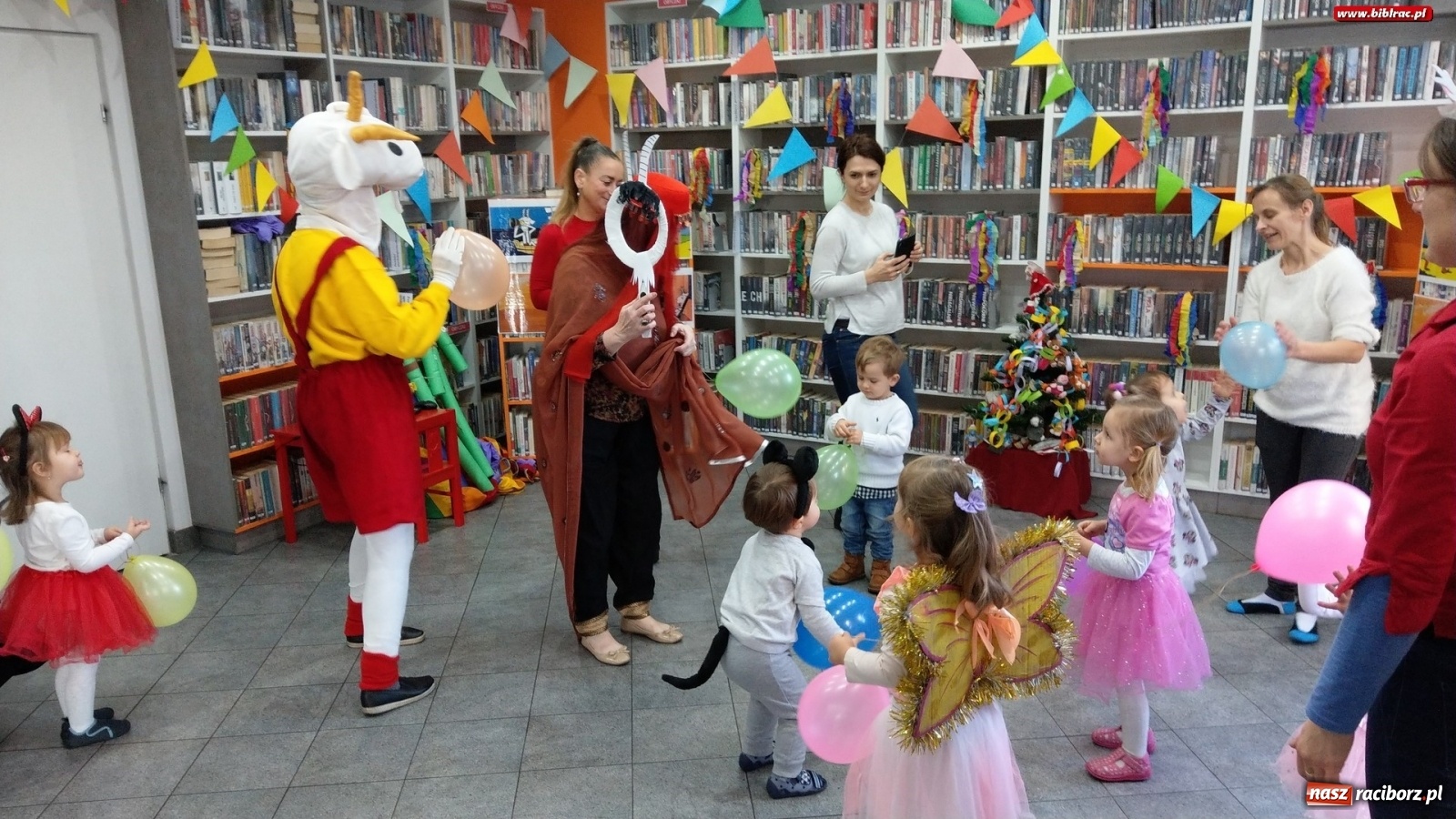 Zdjęcie w galerii na portalu naszraciborz.pl: Bal z Koziołkiem Matołkiem w bibliotece na Ostrogu wiadomości z regionu