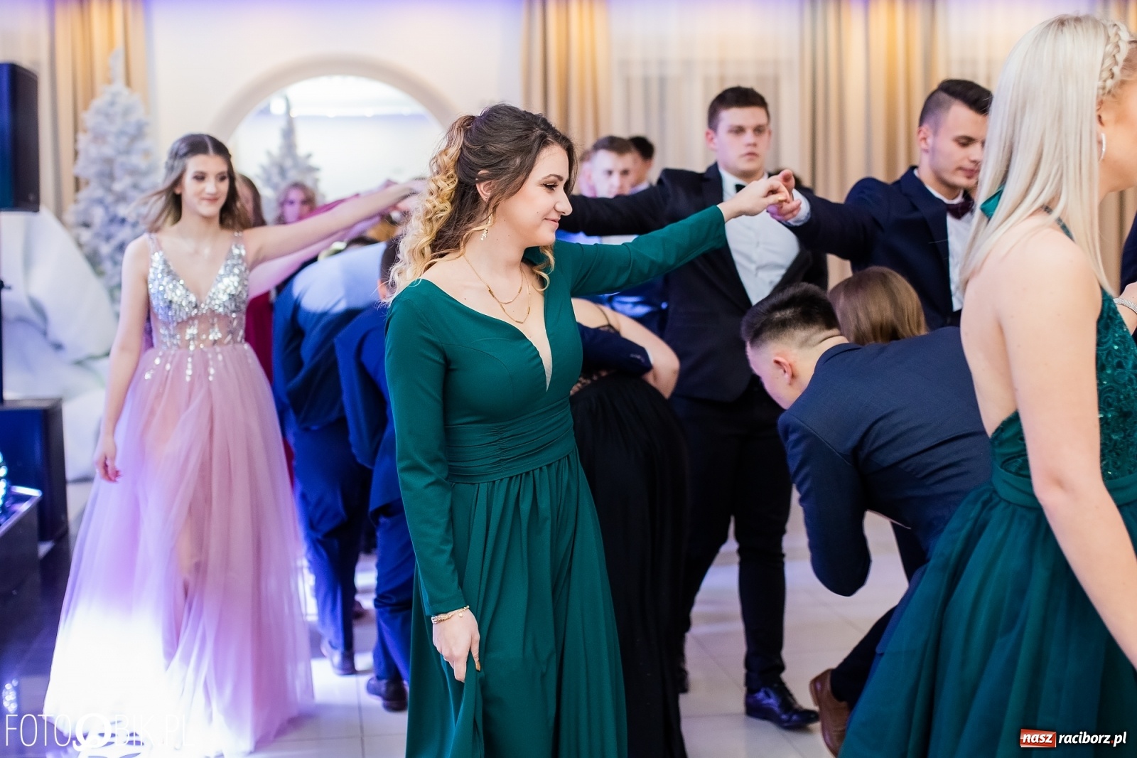 Zdjęcie w galerii na portalu naszraciborz.pl: Sportowcy i mundurowcy z ZSOMS Racibórz otworzyli sezon studniówek [FOTO i WIDEO] wiadomości z regionu