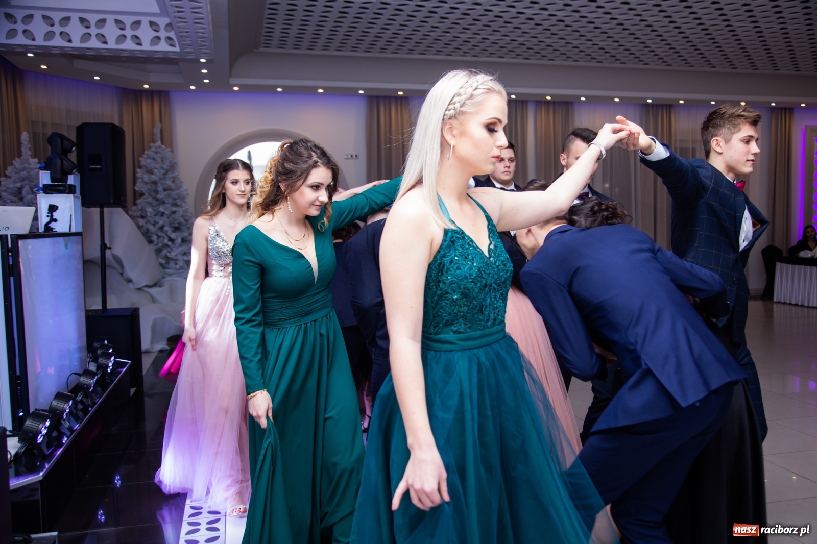 Zdjęcie w galerii na portalu naszraciborz.pl: Sportowcy i mundurowcy z ZSOMS Racibórz otworzyli sezon studniówek [FOTO i WIDEO] wiadomości z regionu