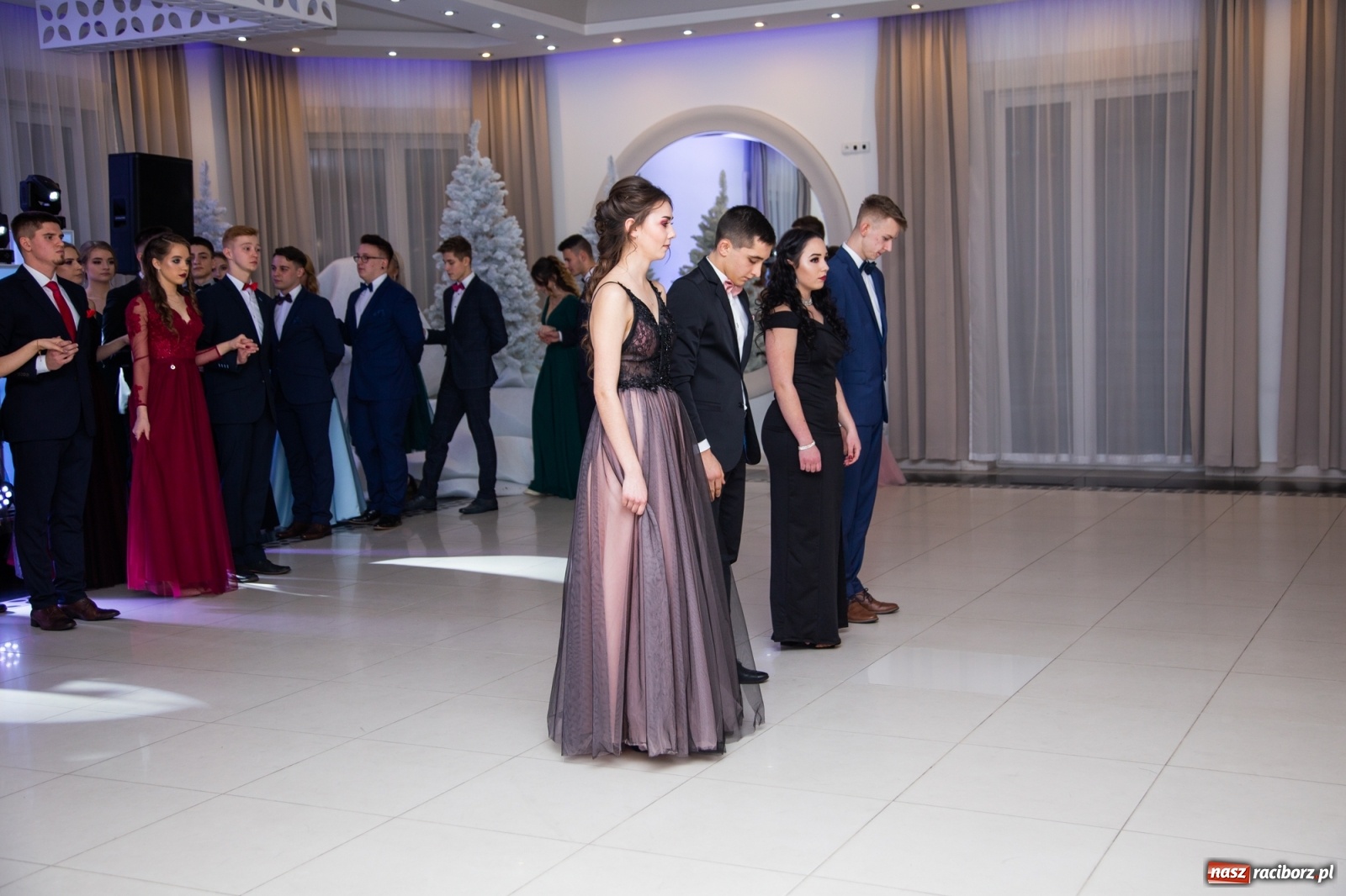 Zdjęcie w galerii na portalu naszraciborz.pl: Sportowcy i mundurowcy z ZSOMS Racibórz otworzyli sezon studniówek [FOTO i WIDEO] wiadomości z regionu