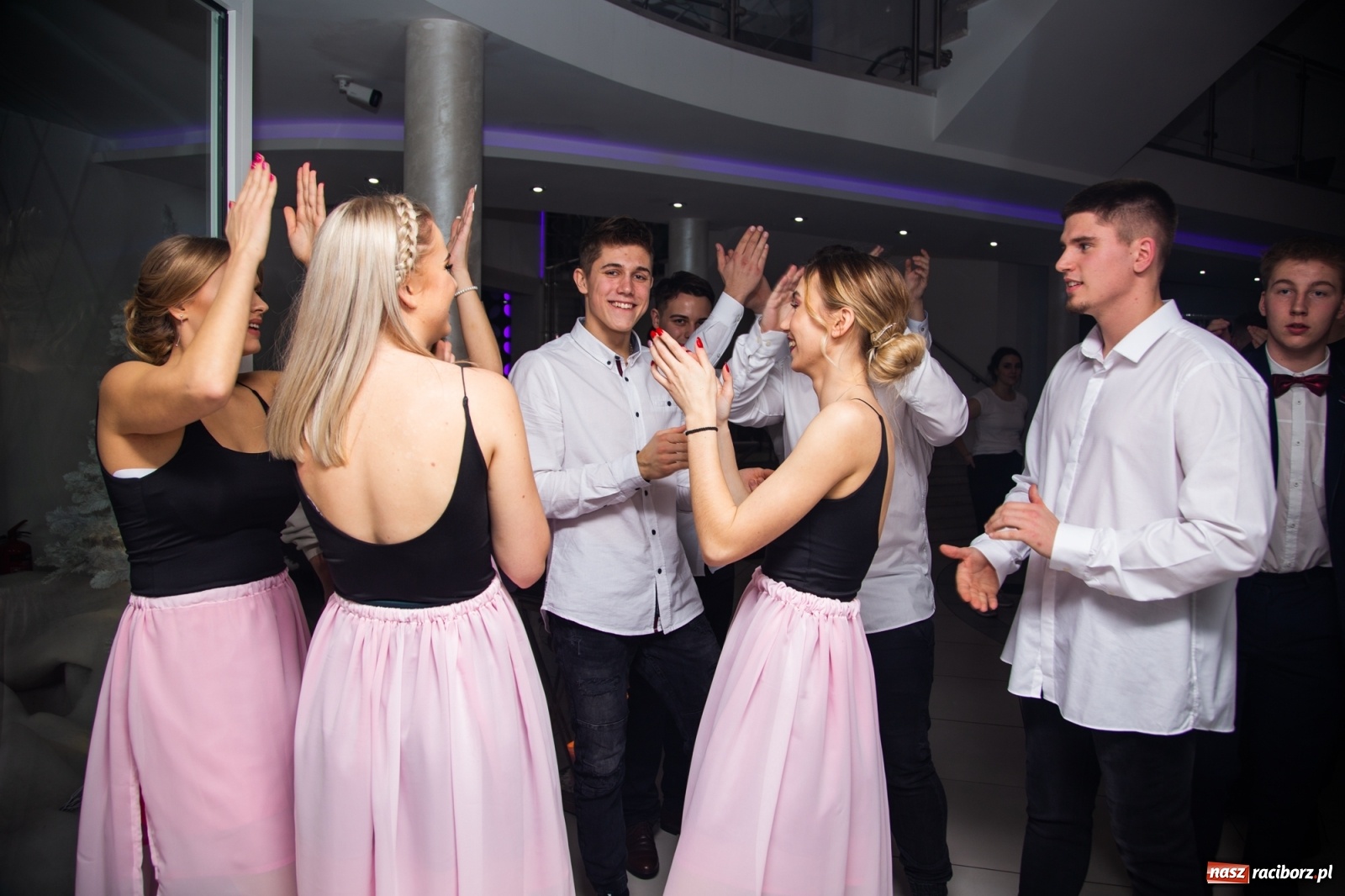 Zdjęcie w galerii na portalu naszraciborz.pl: Sportowcy i mundurowcy z ZSOMS Racibórz otworzyli sezon studniówek [FOTO i WIDEO] wiadomości z regionu