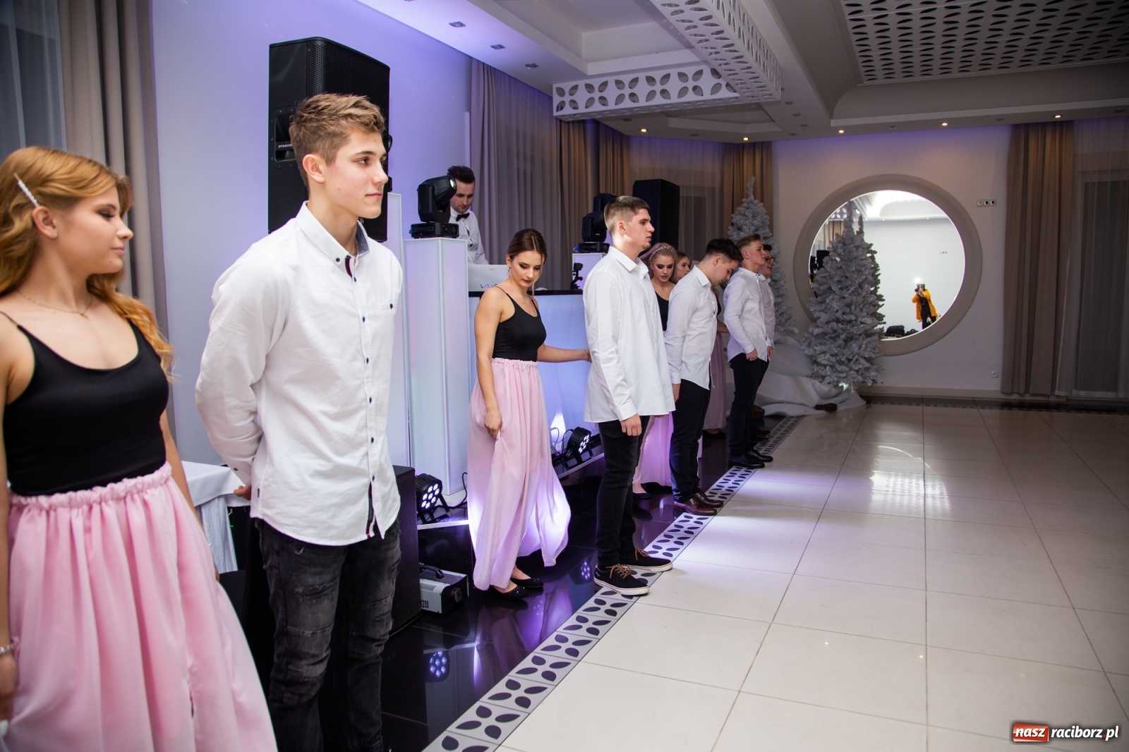 Zdjęcie w galerii na portalu naszraciborz.pl: Sportowcy i mundurowcy z ZSOMS Racibórz otworzyli sezon studniówek [FOTO i WIDEO] wiadomości z regionu