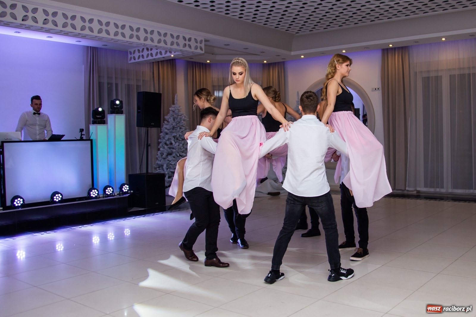 Zdjęcie w galerii na portalu naszraciborz.pl: Sportowcy i mundurowcy z ZSOMS Racibórz otworzyli sezon studniówek [FOTO i WIDEO] wiadomości z regionu