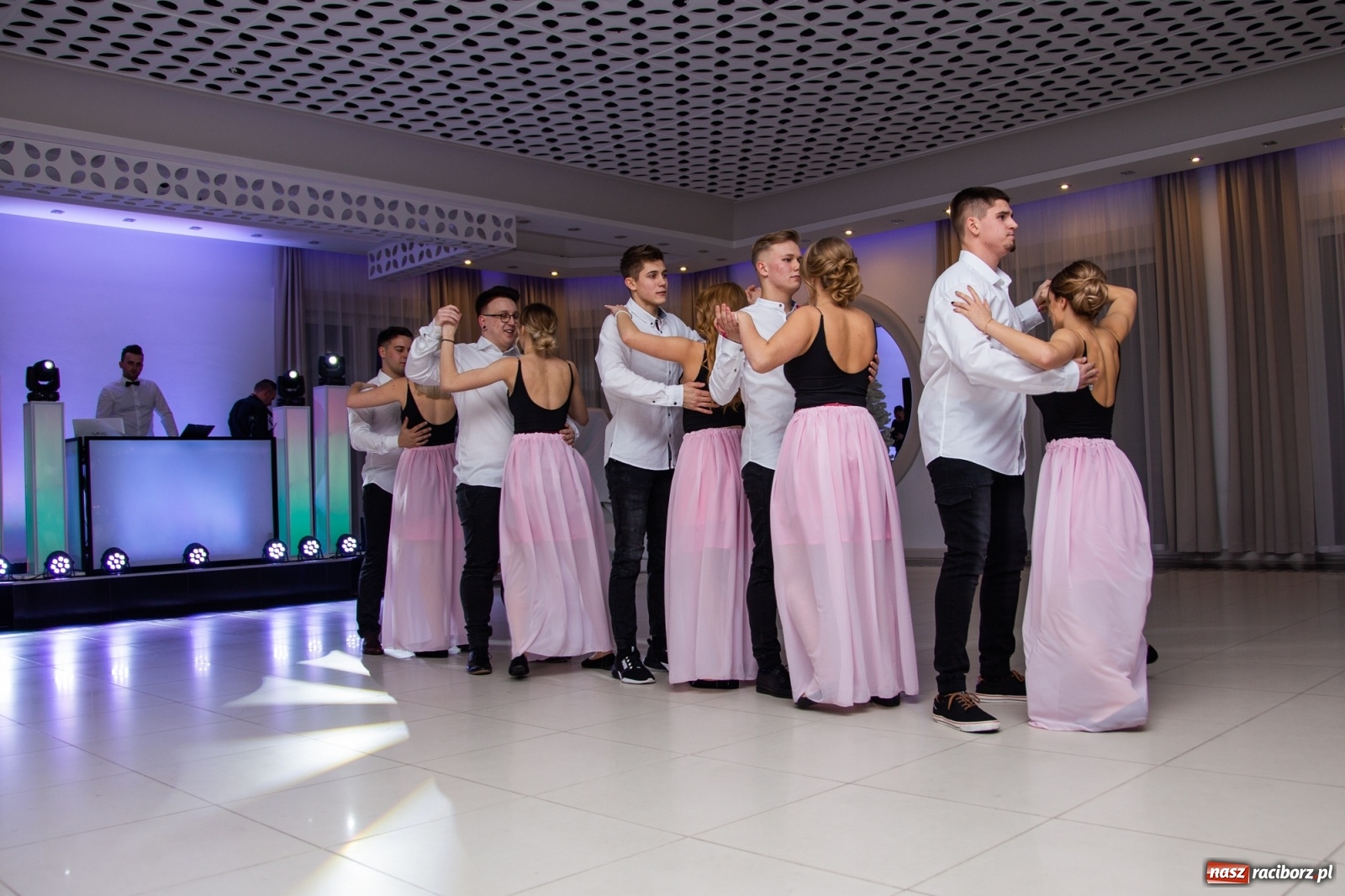 Zdjęcie w galerii na portalu naszraciborz.pl: Sportowcy i mundurowcy z ZSOMS Racibórz otworzyli sezon studniówek [FOTO i WIDEO] wiadomości z regionu