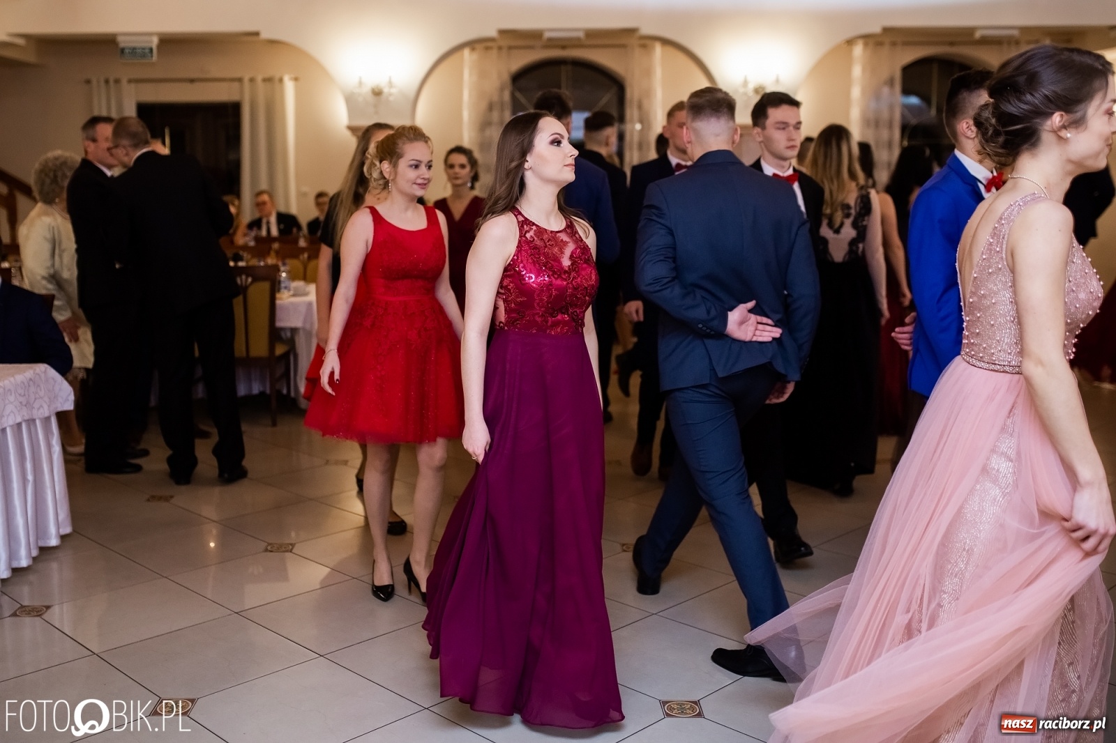 Zdjęcie w galerii na portalu naszraciborz.pl: Maturzyści z Mechanika wyszli do studniówkowego poloneza [FOTO i WIDEO] wiadomości z regionu