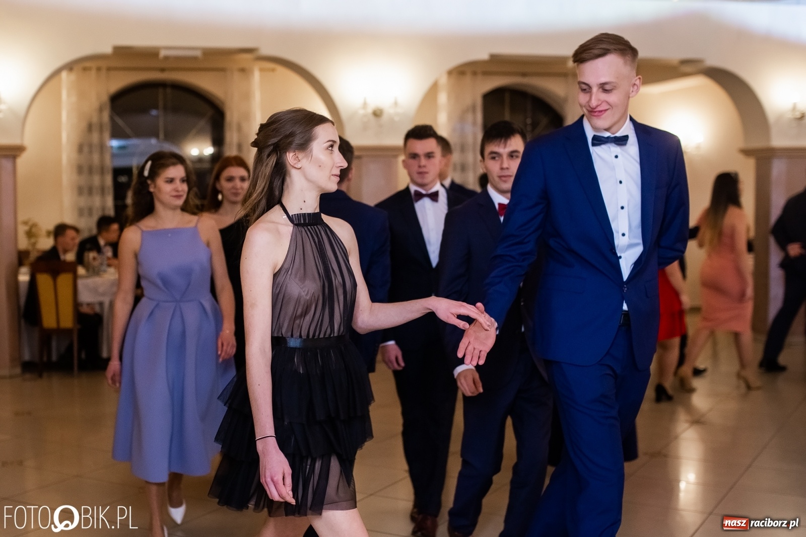 Zdjęcie w galerii na portalu naszraciborz.pl: Maturzyści z Mechanika wyszli do studniówkowego poloneza [FOTO i WIDEO] wiadomości z regionu