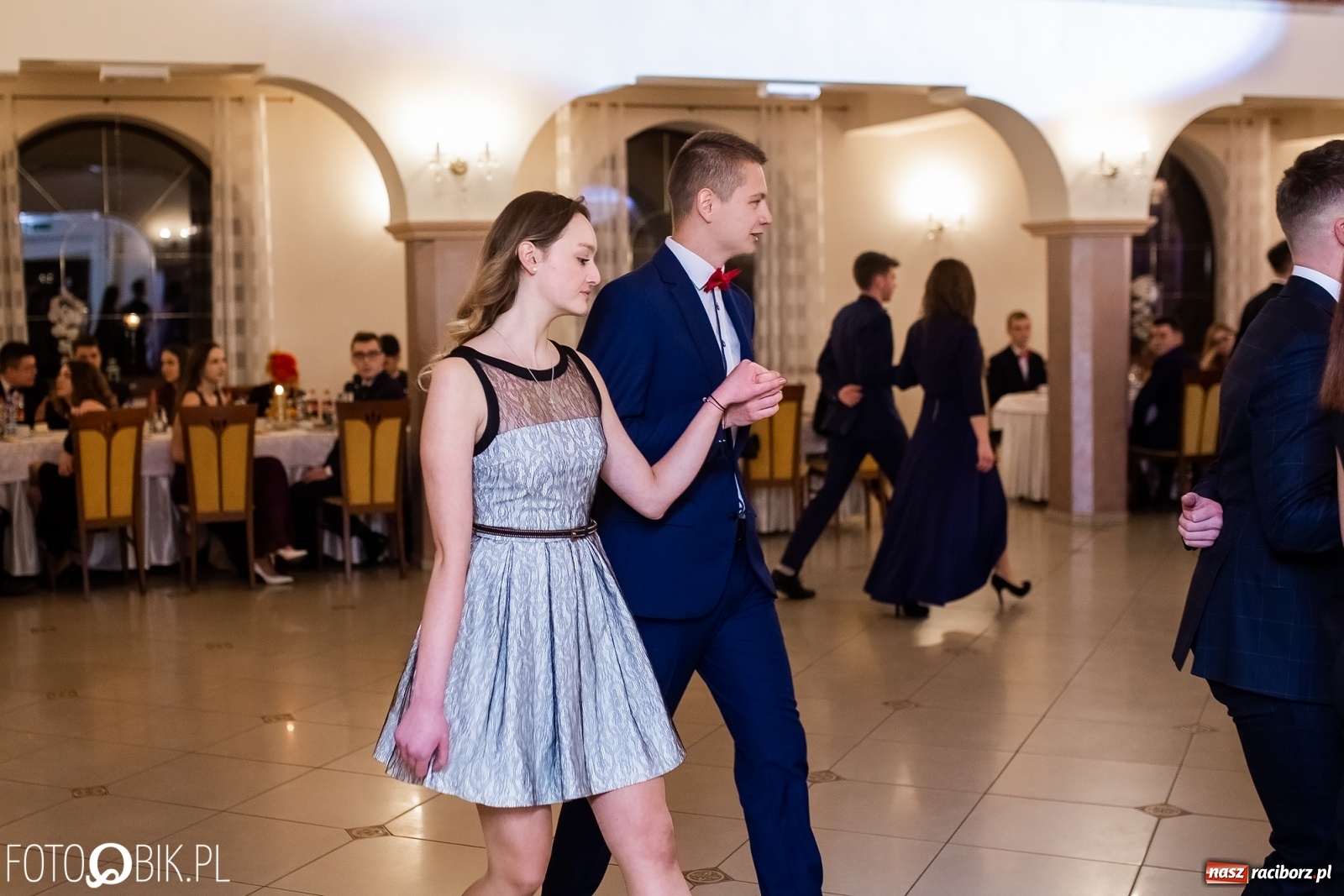 Zdjęcie w galerii na portalu naszraciborz.pl: Maturzyści z Mechanika wyszli do studniówkowego poloneza [FOTO i WIDEO] wiadomości z regionu