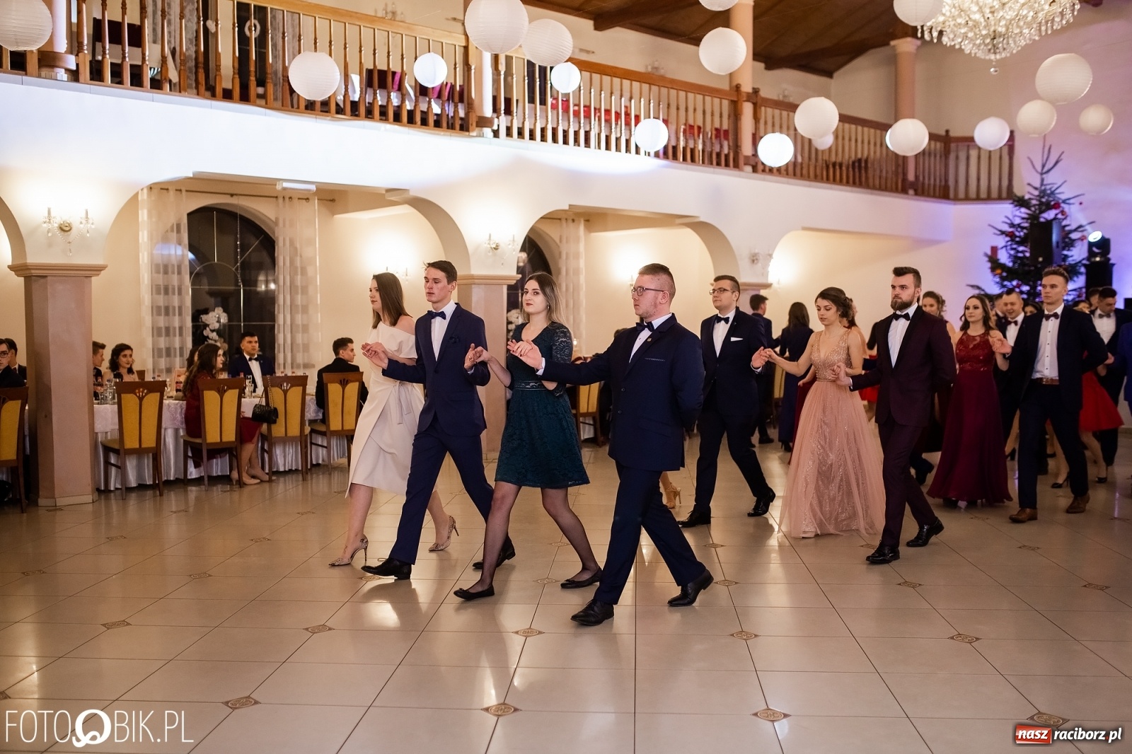 Zdjęcie w galerii na portalu naszraciborz.pl: Maturzyści z Mechanika wyszli do studniówkowego poloneza [FOTO i WIDEO] wiadomości z regionu