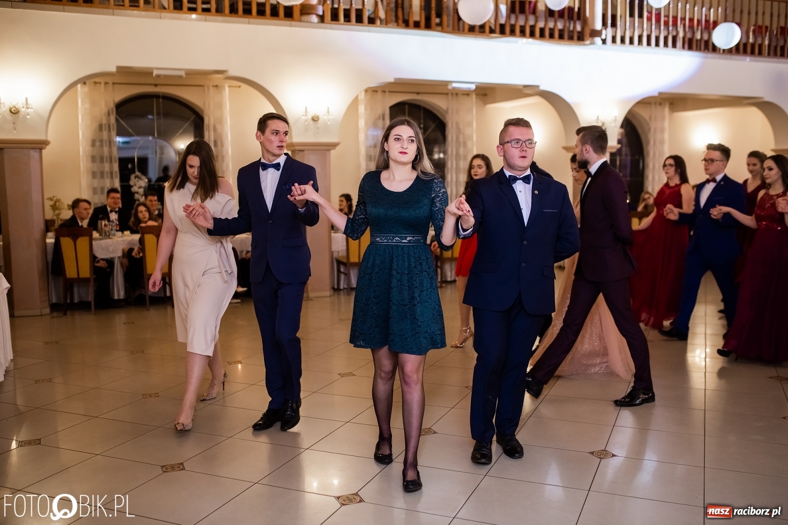 Zdjęcie w galerii na portalu naszraciborz.pl: Maturzyści z Mechanika wyszli do studniówkowego poloneza [FOTO i WIDEO] wiadomości z regionu