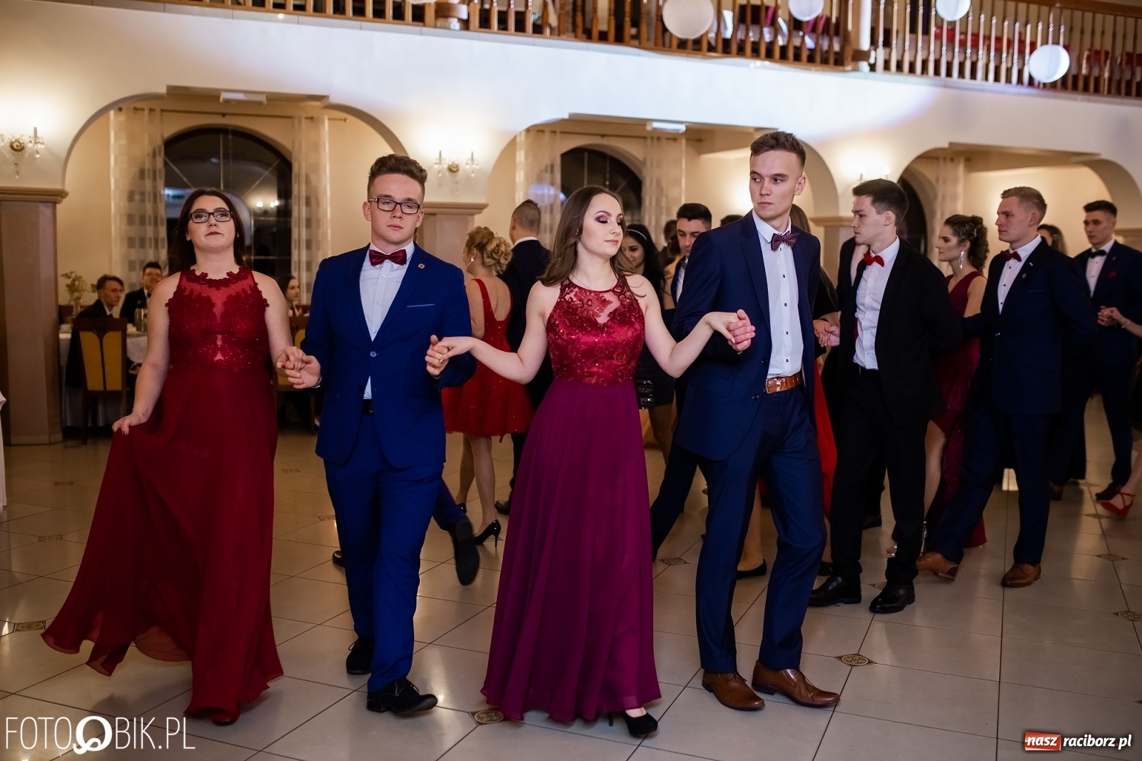 Zdjęcie w galerii na portalu naszraciborz.pl: Maturzyści z Mechanika wyszli do studniówkowego poloneza [FOTO i WIDEO] wiadomości z regionu