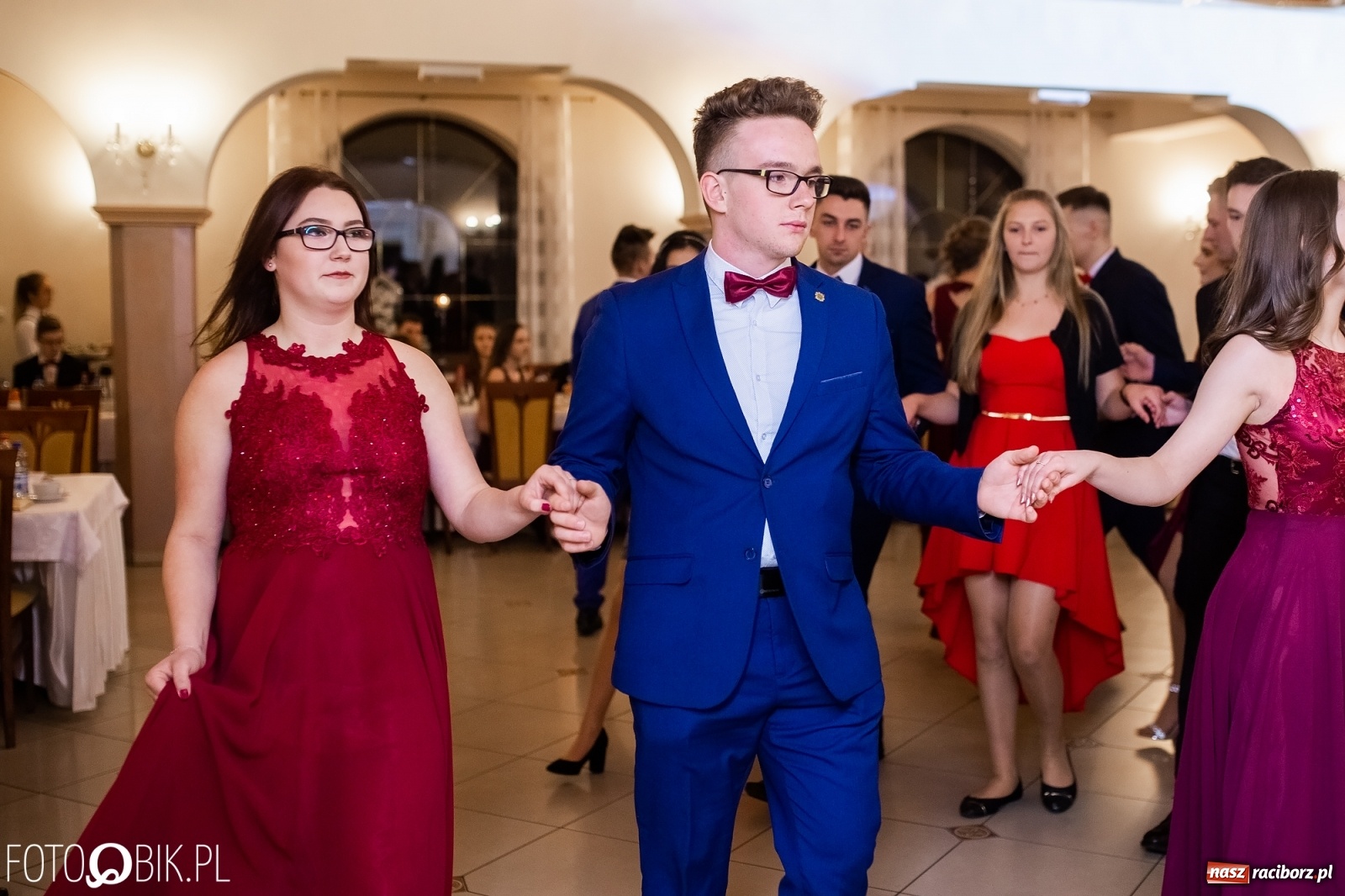 Zdjęcie w galerii na portalu naszraciborz.pl: Maturzyści z Mechanika wyszli do studniówkowego poloneza [FOTO i WIDEO] wiadomości z regionu